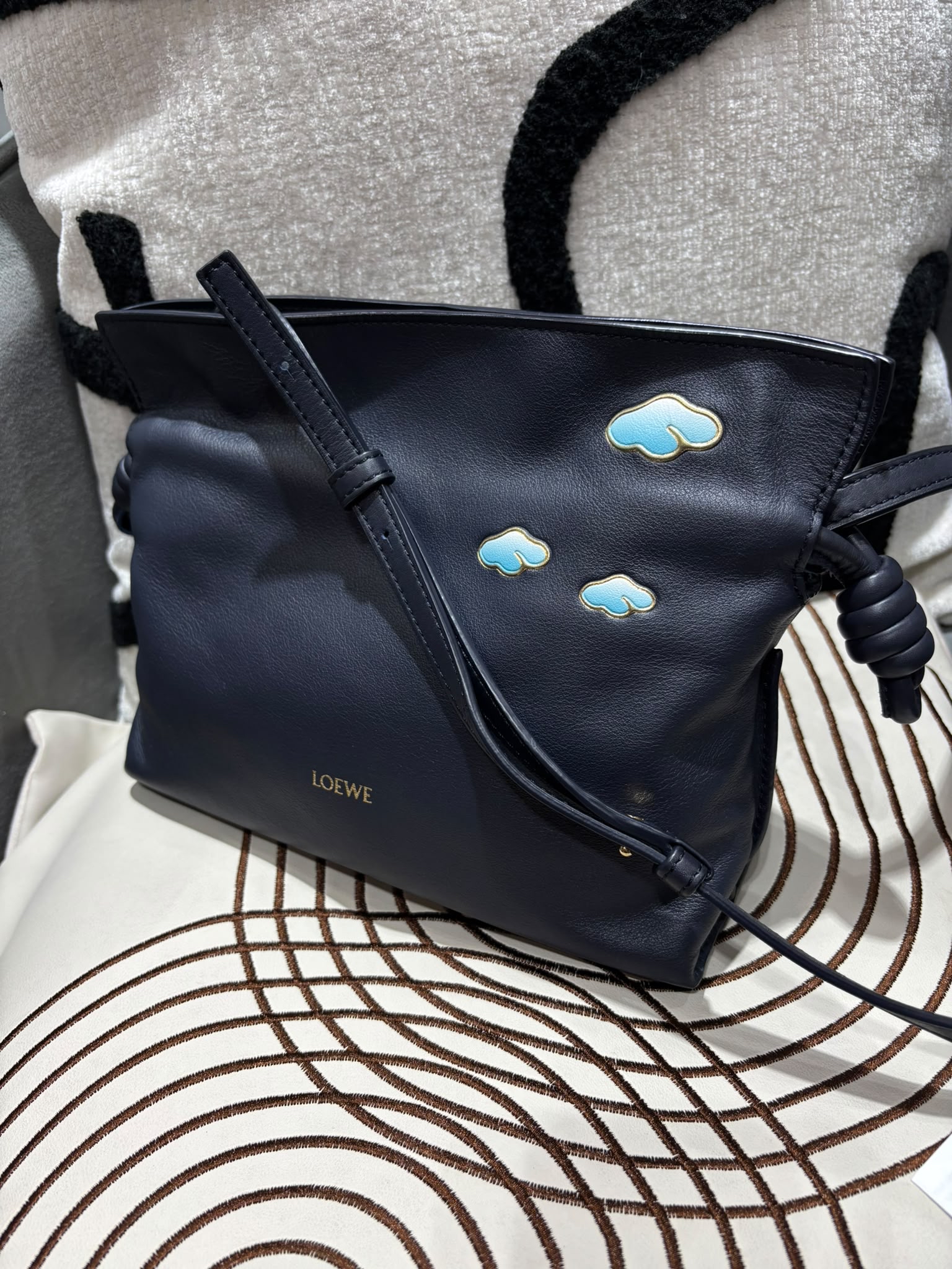 Loewe flamenco clutch 雲朵 limited edition 100%Authentic, 98%New ✅Dust bag