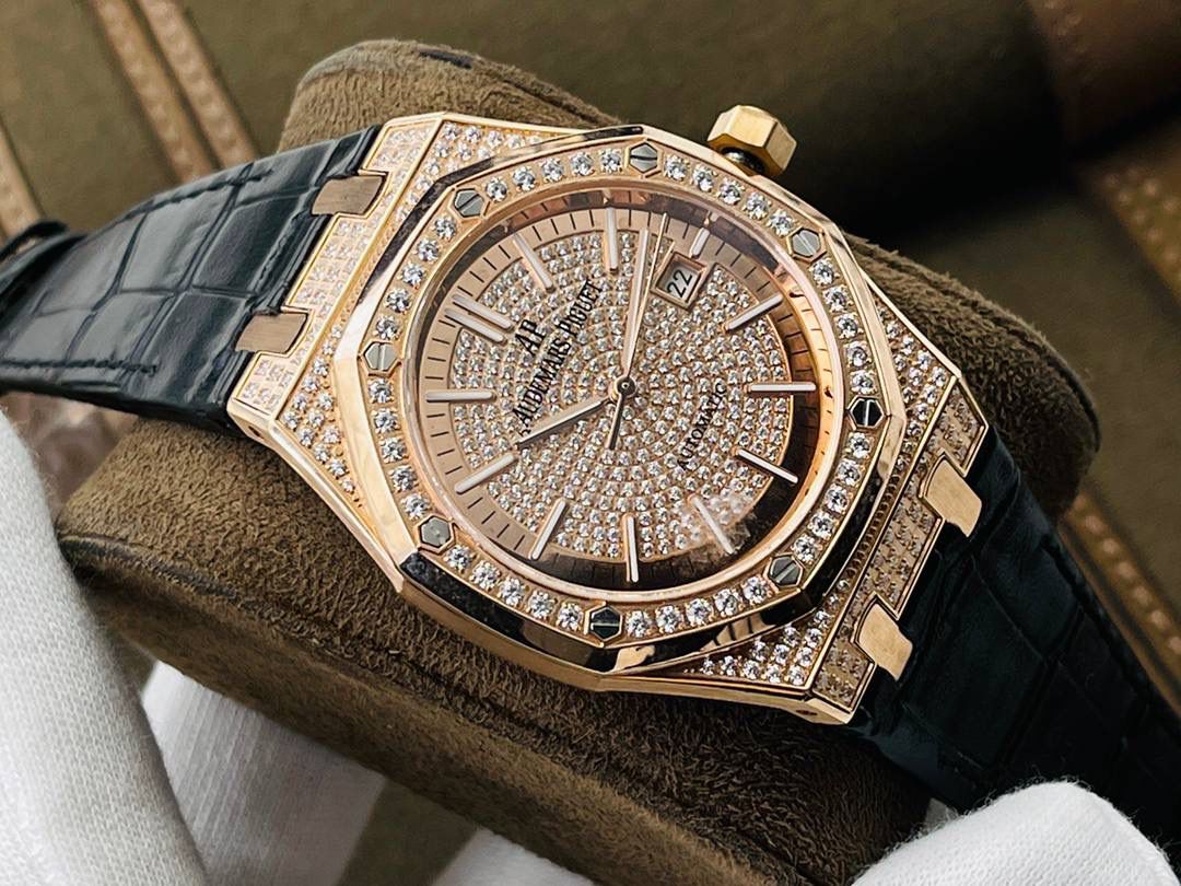 市场V4最高版本 爱.彼皇家橡树15400满天星系列腕表！ 1⃣️搭载进口9015机芯机械改装Cal.3120机芯，走时精准！ 2⃣️直径41MM！厚度9.8MM！ 3⃣️全表采用高亮度钻镶嵌，技艺精湛，不掉钻！ 4⃣️采用圈口可拆卸结构，市场大部分版本圈口不能拆卸！ 5⃣️316L全钢精磨工艺，质感更好！ 6⃣️全钻表盘，搭载高端指针！