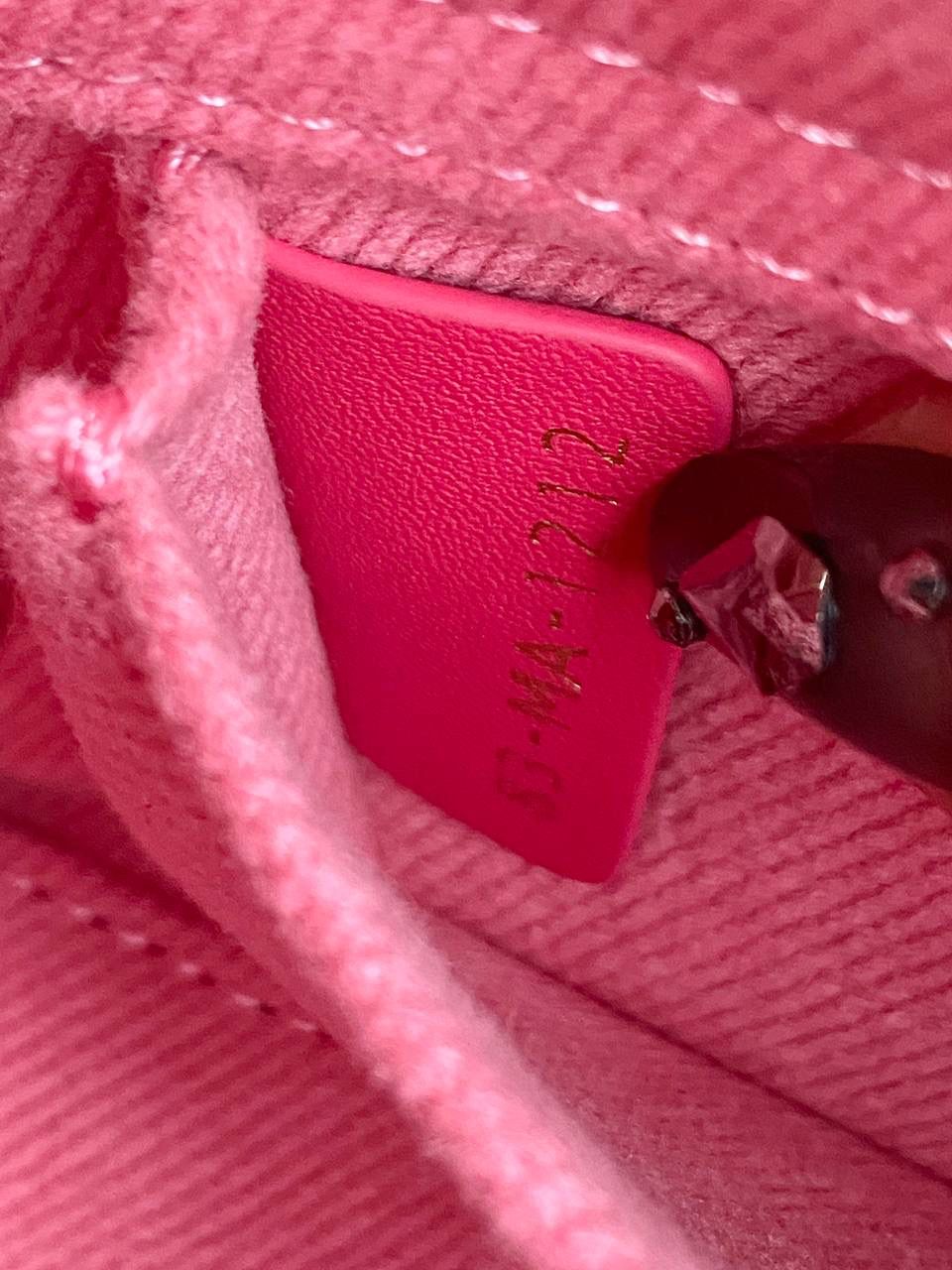 粉色小号💗💗 𝗗𝗶𝗼𝗿 𝗗-𝗝𝗼𝘆 𝗯𝗮𝗴丹宁牛仔 这系列今年晋升为新的得力干将啊 火爆程度不亚于任何一只经典款 在之前的钻石元素加持下又推出牛仔系列 尤其同色系树脂logo吊坠，直接把火添到了巅峰 又掀起一阵牛仔狂潮，人间绝品仅此这只🌟❤️ 22.5×12×5.5cm