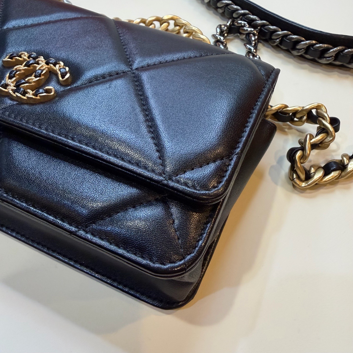 Pre owned chanel woc c19