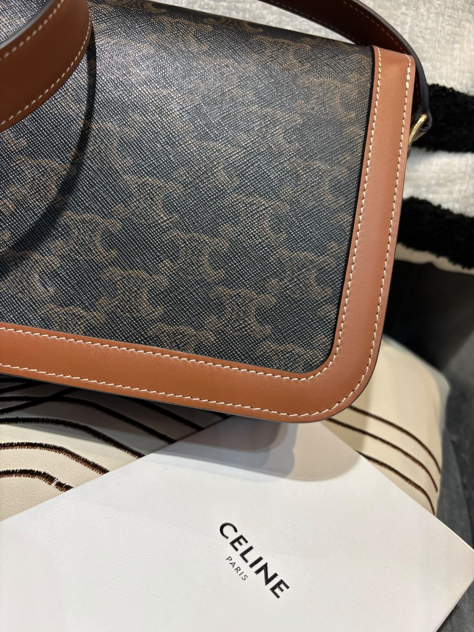 全新 Celine TRIOMPHE classic medium, 凱旋門金扣box,100%Authentic,brand new 全新 ✅專門店收據✅Dust bag ✅Box