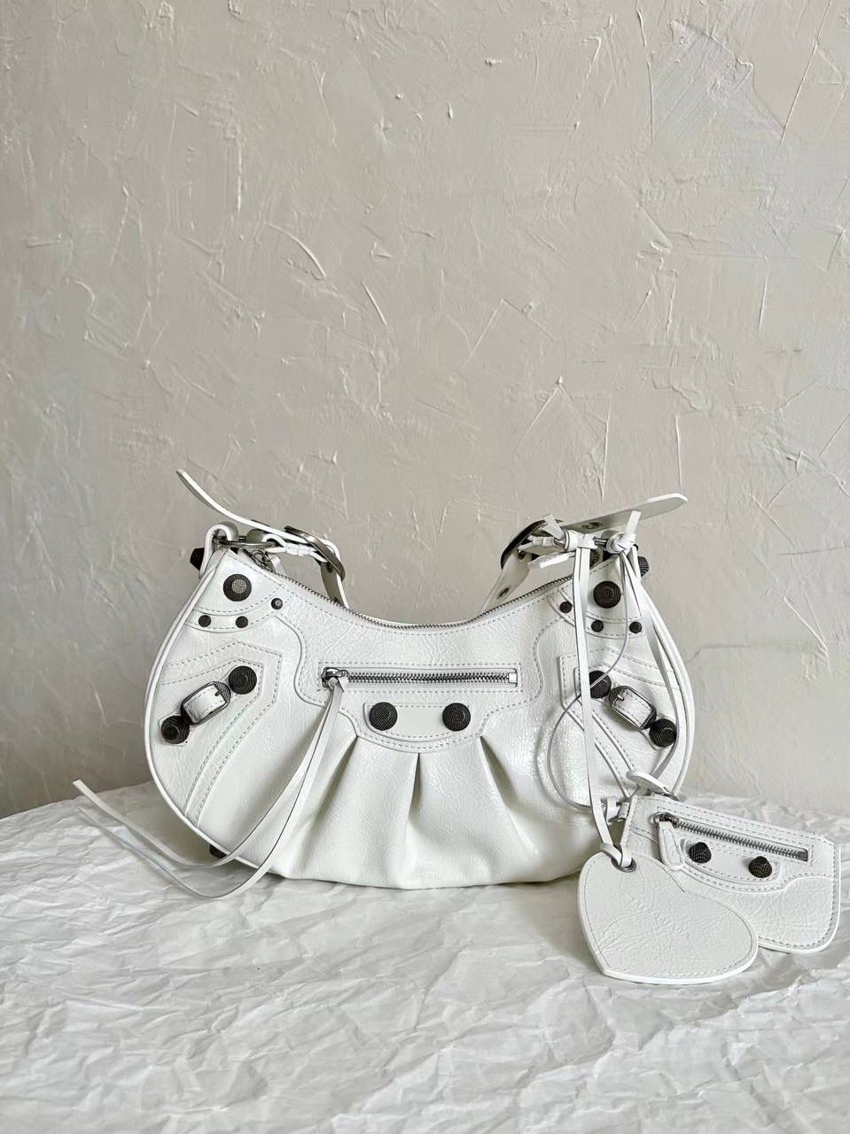 Le Cagole半月包饺子包机车包S/32cm 整个包的细节真的多到我头痛 偷偷和你们说 做到全部细节都对版可能只有我们一家🤫 每一个五金每一个细节都要开发到一模一样 s中号：33×16×8.4cm671307m