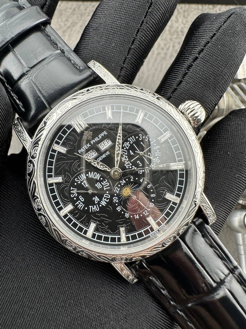 【铁划银钩 苍劲有力】高颜值新品墙裂推荐 精湛的工艺！ 年度最佳典藏之作——百达.翡丽古典超级复杂多功能 万年历功能腕表 团队历时两年多精心设计，不计成本，敢为人先，力求完美，克服重重难关，突破多层技术瓶颈，机芯型号为CH 29-535 升级版，质量稳定！ 【表带】经典意大利小牛皮表带，纹路清晰，质感好。搭配圈市面最顶级的百达翡丽灯笼表扣，通用原装无压力。 优雅的Calatrava雕花表壳极具个性，42毫米的表径适配大众男性手寸，非常商务可亦休闲。