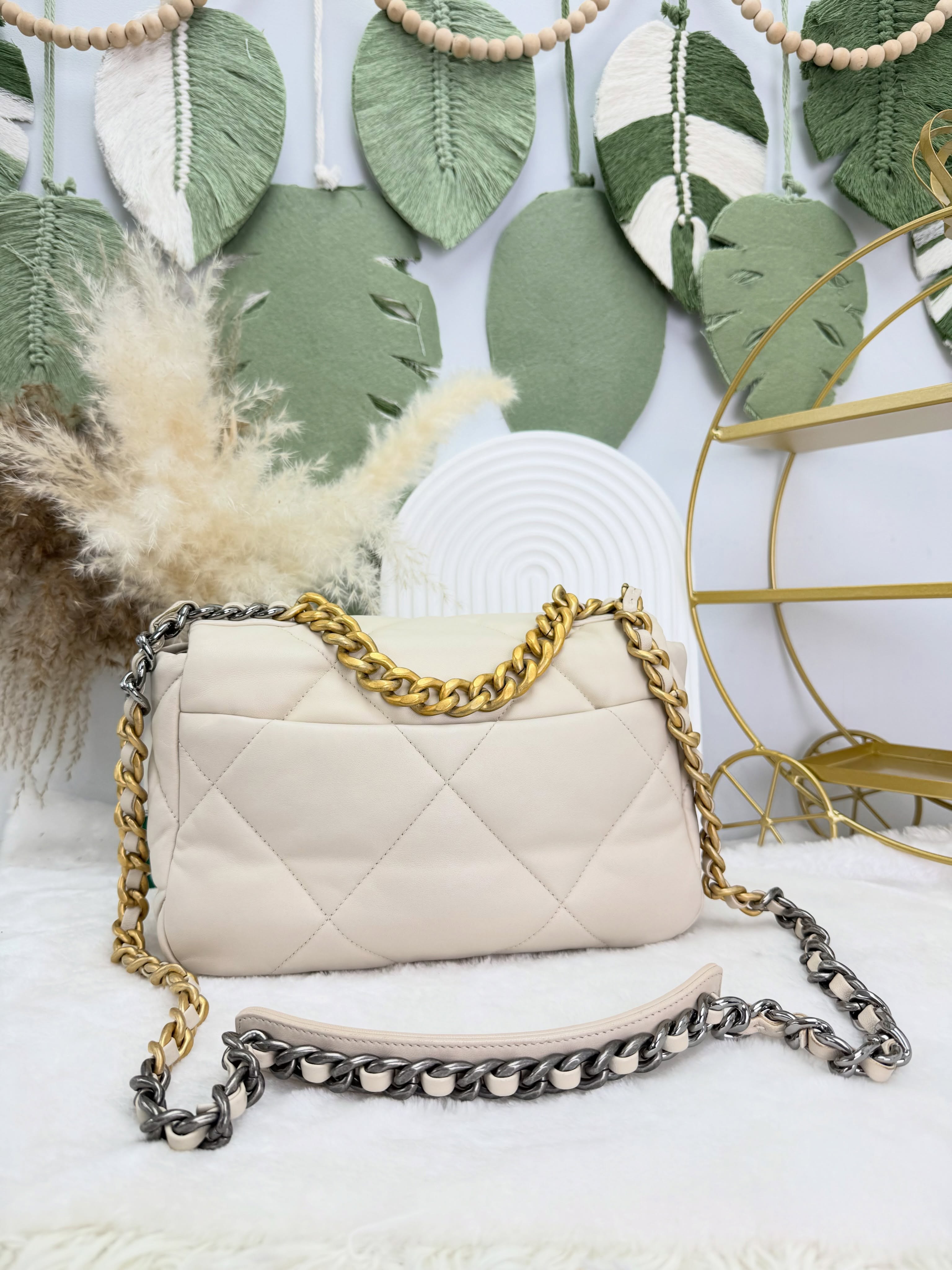 Chanel👜 PRE OWNED 🛍️19bag Small size 白色 有塵袋 30開卡 🔥 