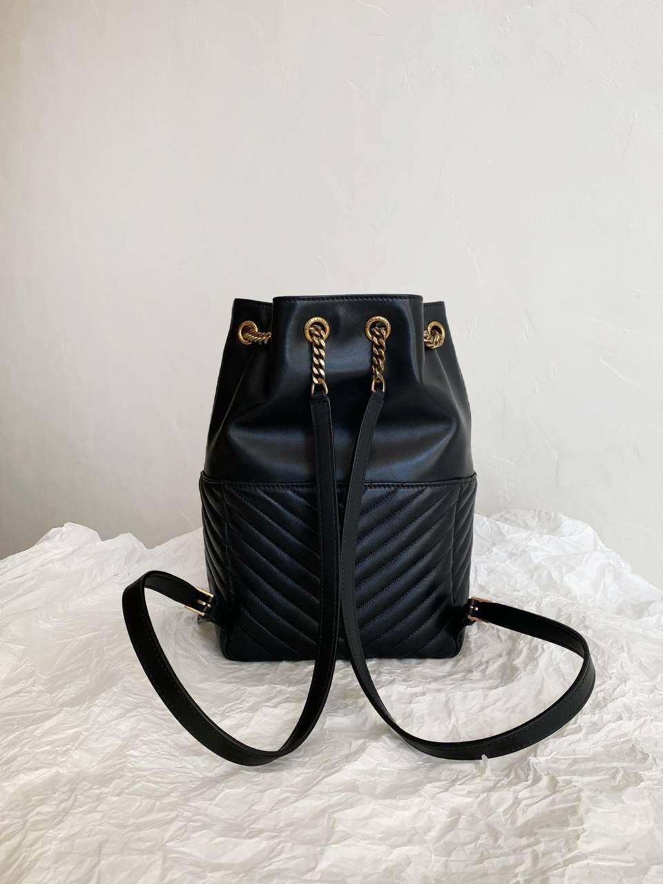 到货啦❗️ ys1 joe羊皮双肩包🖤 这只双肩绝对他们家这个品类的it bag 这个款出了好多年了 只有真的好看好背才能不被淘汰 羊皮的手感特别治愈，超级软乎 在链条肩带的双肩包里来说 这只是属于包身正好，容量巨大的类型 好实用呀，强推强推！！ 29×22×15cm672609m