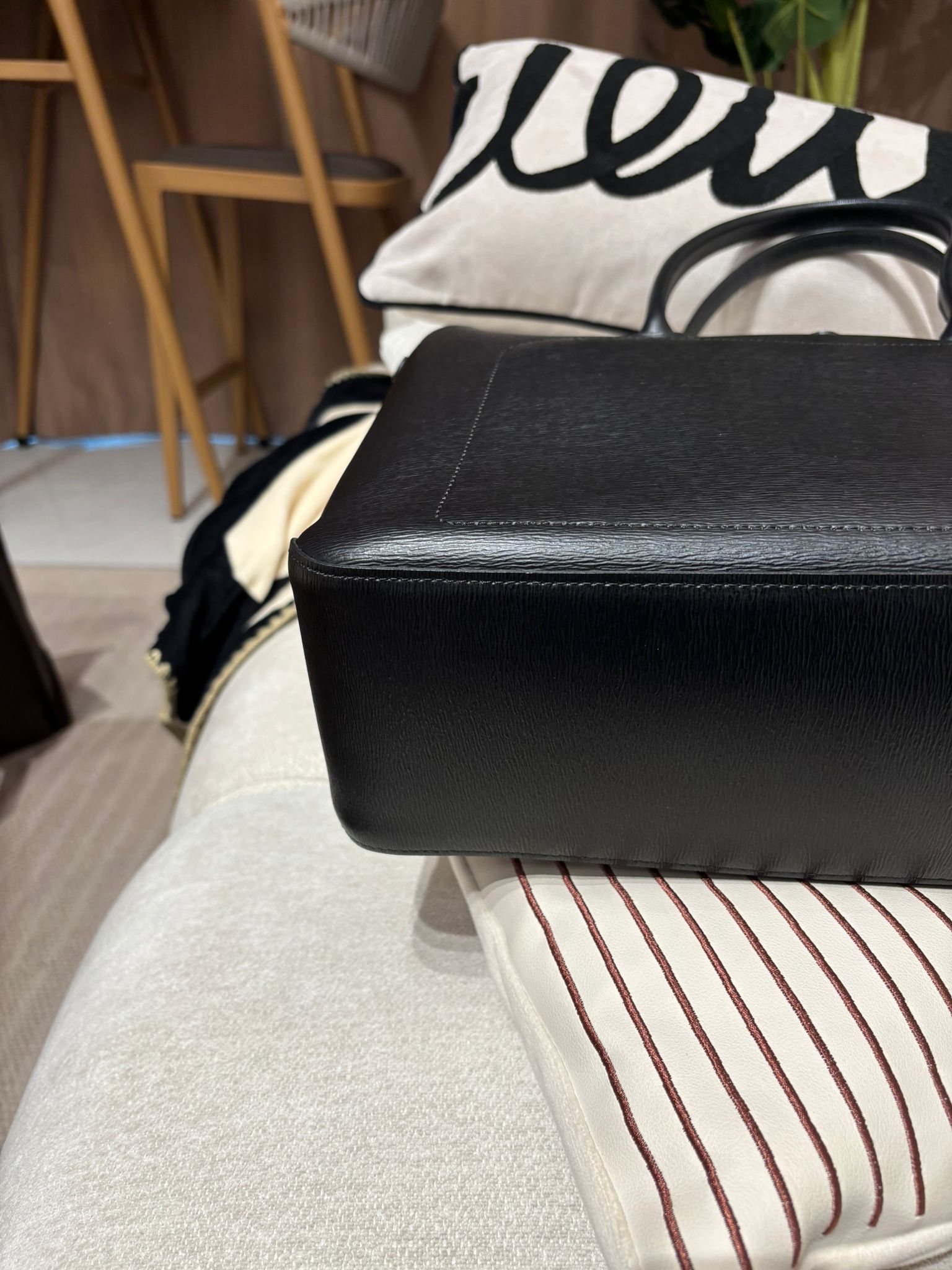 Longchamp tote bag black calfskin 26cm 100%Authentic ,95%new
