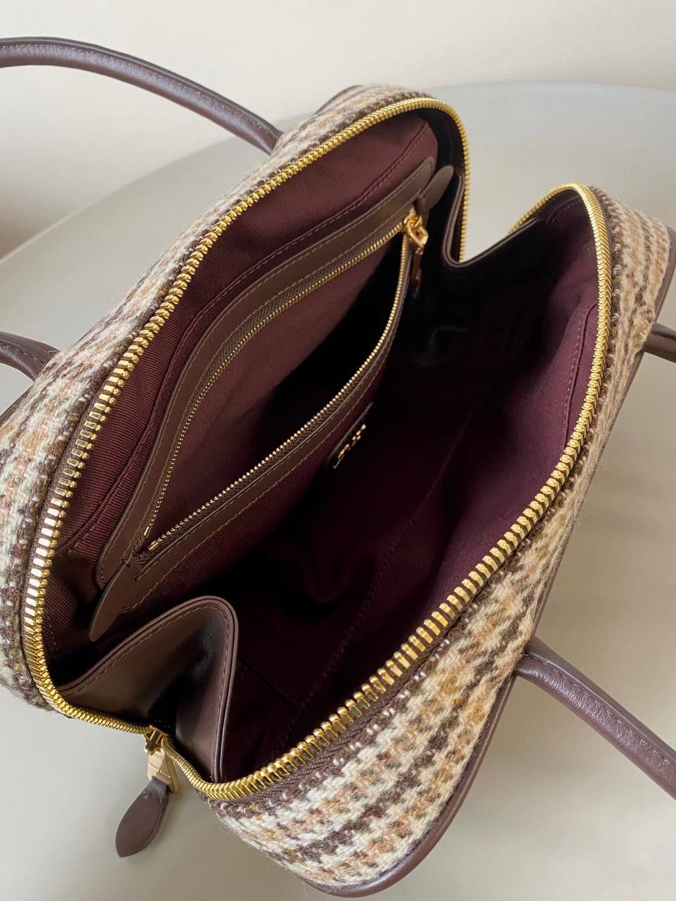 🈶可可棕·格子呢 𝗠𝗶𝘂𝗠𝗶𝘂保龄球| 大爆款 百年经典千鸟格👀康康谁还没有 爱上miu的快乐，就是不断创新 不断惊喜 保龄球造型从褶皱羊皮到平纹牛皮 拼接皮 麂皮再到千鸟格 每一版都能打 能爆，真的杀疯了 27×2×8cm，#F0011m