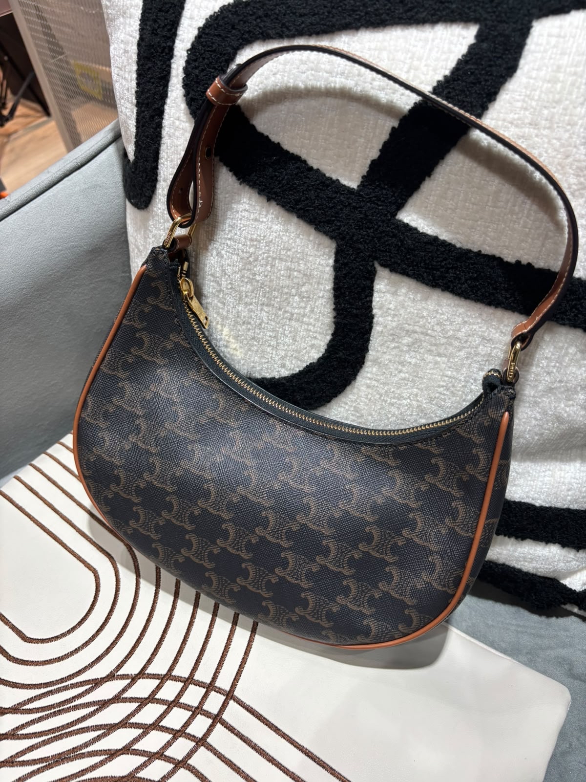 Celine Ava medium hobo triomphe  100% Authentic, 98%New ✅dust bag  