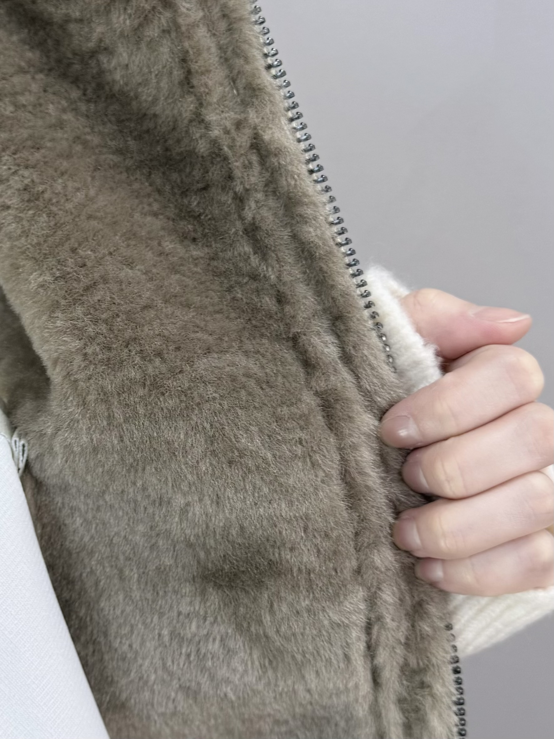 G63 毛毛邊仿皮背心褸