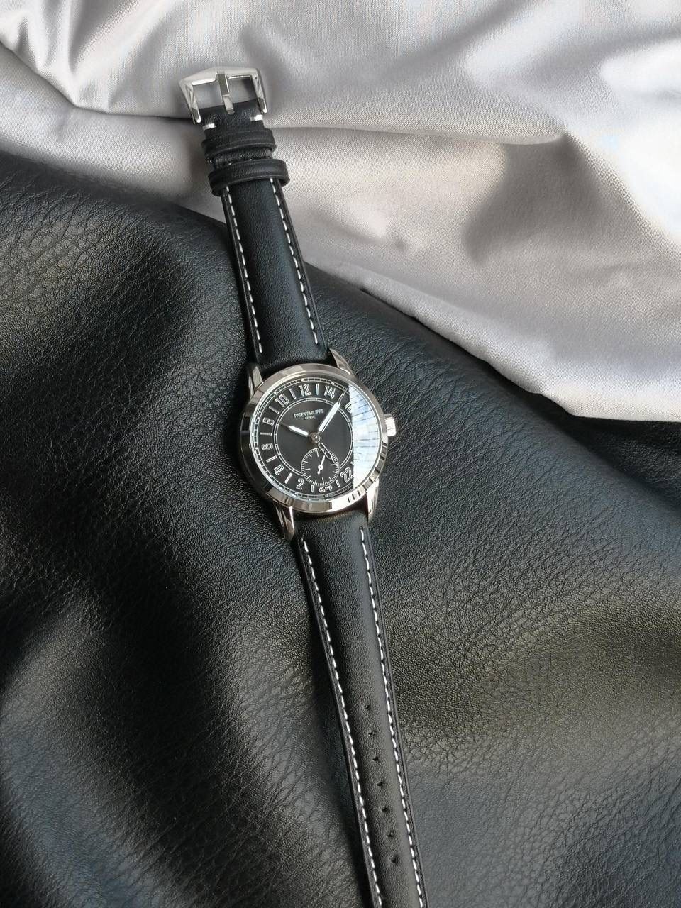 百达翡丽复杂功能系列5224R-001重磅登场，复杂时计腕表，以超复杂的工艺技术打造休闲运动腕表。 机芯采用复刻版31-260 PS FUS 24H自动上链机芯，在实现外观的逼真前提下，功能一并完美诠释。 改装大师独立制表人，倾情参与定制改装表盘颜色，给予独一无二的腕表增添有趣的灵魂！ 匠心力作 欢迎各位表友品鉴！