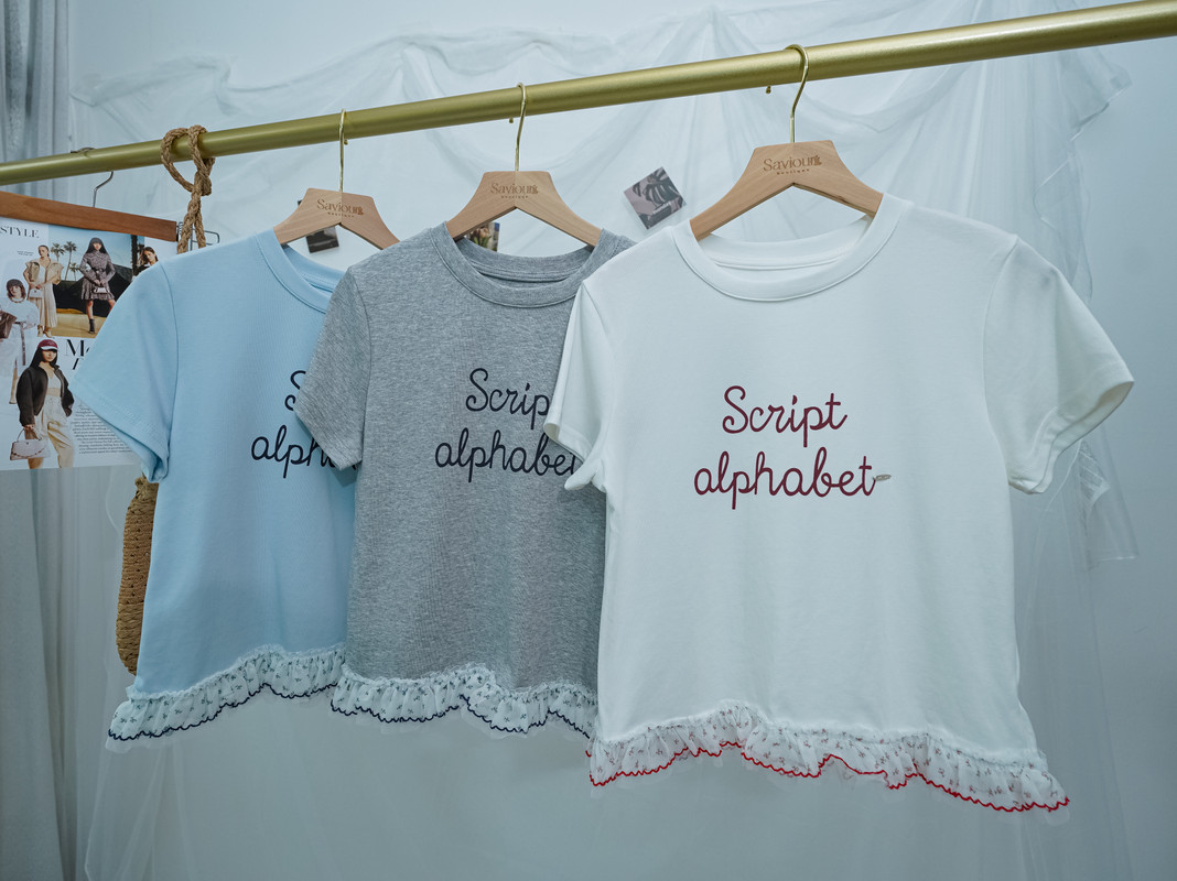 Cotton Cropped Embroidered Tee with Lace Hem ‖ 棉质蕾丝下摆刺绣短版T恤 KR013735