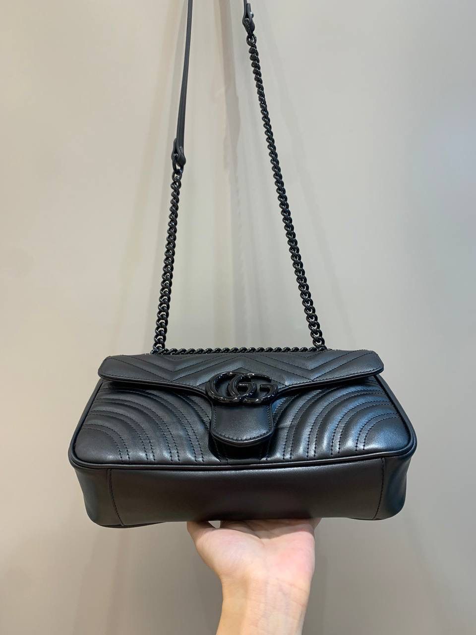 新背景实拍正品级 。马卡龙颜色：黑色26cm 正品售价！！这个黑色没想到实物这么酷😎，比经典款个性太多了，五金的金属质感很厚重，皮料质感更多没得说，一眼就爱上的颜色，这样的搭配真的是一眼入坑‼️ 型号443497；尺寸26/15/7cm