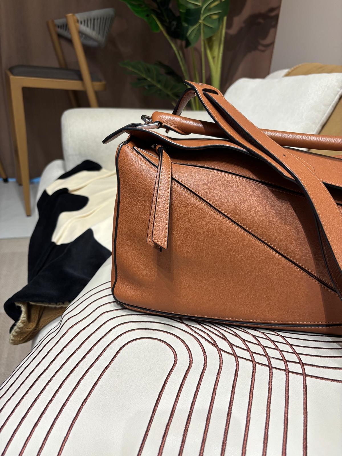 Loewe Puzzle Medium Tan 100%Authentic, 95%New ✅Dust bag