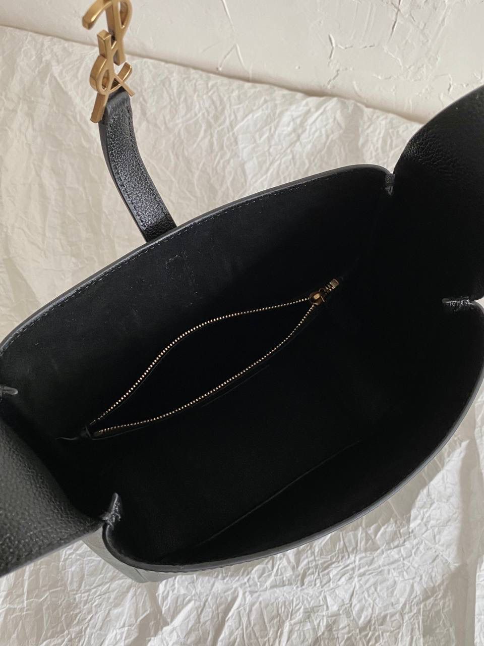 超级销量王🔥 【已更新最新细节⚠️】 ys1 hobo bag腋下包黑金🖤 我和你们说，这只包看着普普通通 但是上身是真的很好看！ 第一次看到他们家有这种慵懒的腋下包 整个包都是柔软的原厂胎牛皮 又轻容量又大，真的很～～好背 这只包的灵魂在于圆滚滚中又有型 市场很多做得太挺括硬朗，那种货打咩啊❌ ZP开发⚠️全套包装哦～ 23×22×8.5cm713938m