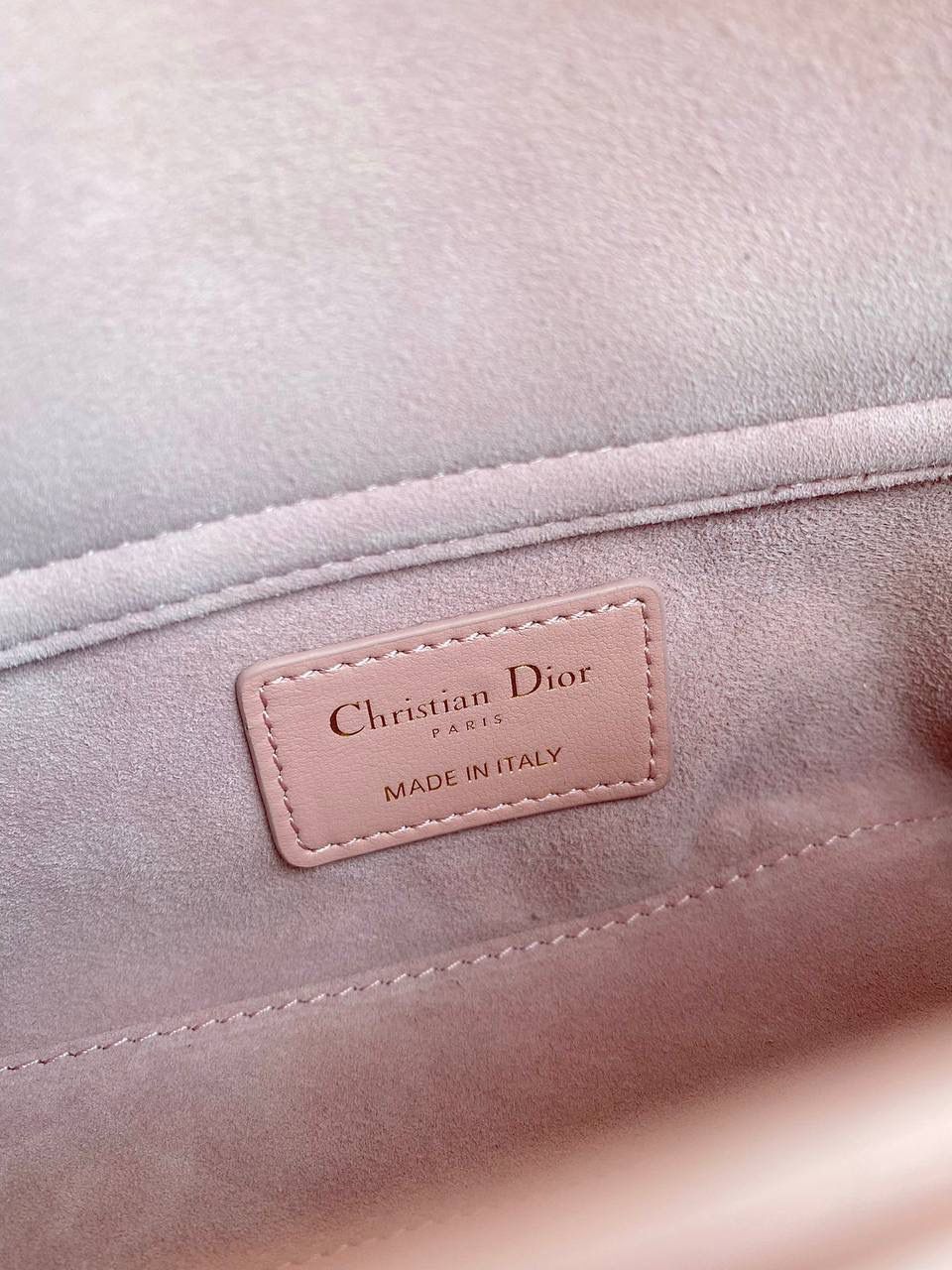 玫瑰粉小号🎀 𝗗𝗶𝗼𝗿 𝗗-𝗝𝗼𝘆 𝗯𝗮𝗴羊皮2023款 时尚果然就是轮回，回归了一把中古戴妃😍🌟 长方包形，短链条➕细长肩带直接封神！！ 复古时髦感超强，真是什么场合都可以把住 绝对是lady中的天花板了，强势出圈啦姐妹们 22.5×12×5.5cm