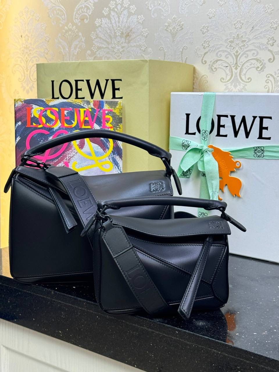 👉🏻小号𝙿𝚞𝚣𝚣𝚕𝚎 【宽肩带】 平纹/Anagram牛皮手袋👜 尺寸:𝟐𝟒-𝟏𝟔.𝟓-𝟏𝟎.𝟓𝐜𝐦 编码:652225黑色 秋冬最新爆款上线啦…⤴️ 从手袋的小牛皮革、缝线、背带的金属环扣，内里内衬细节.都换上了最新的饱和单色系，细腻质感，为手袋增添了不一样的视觉魅力🔅