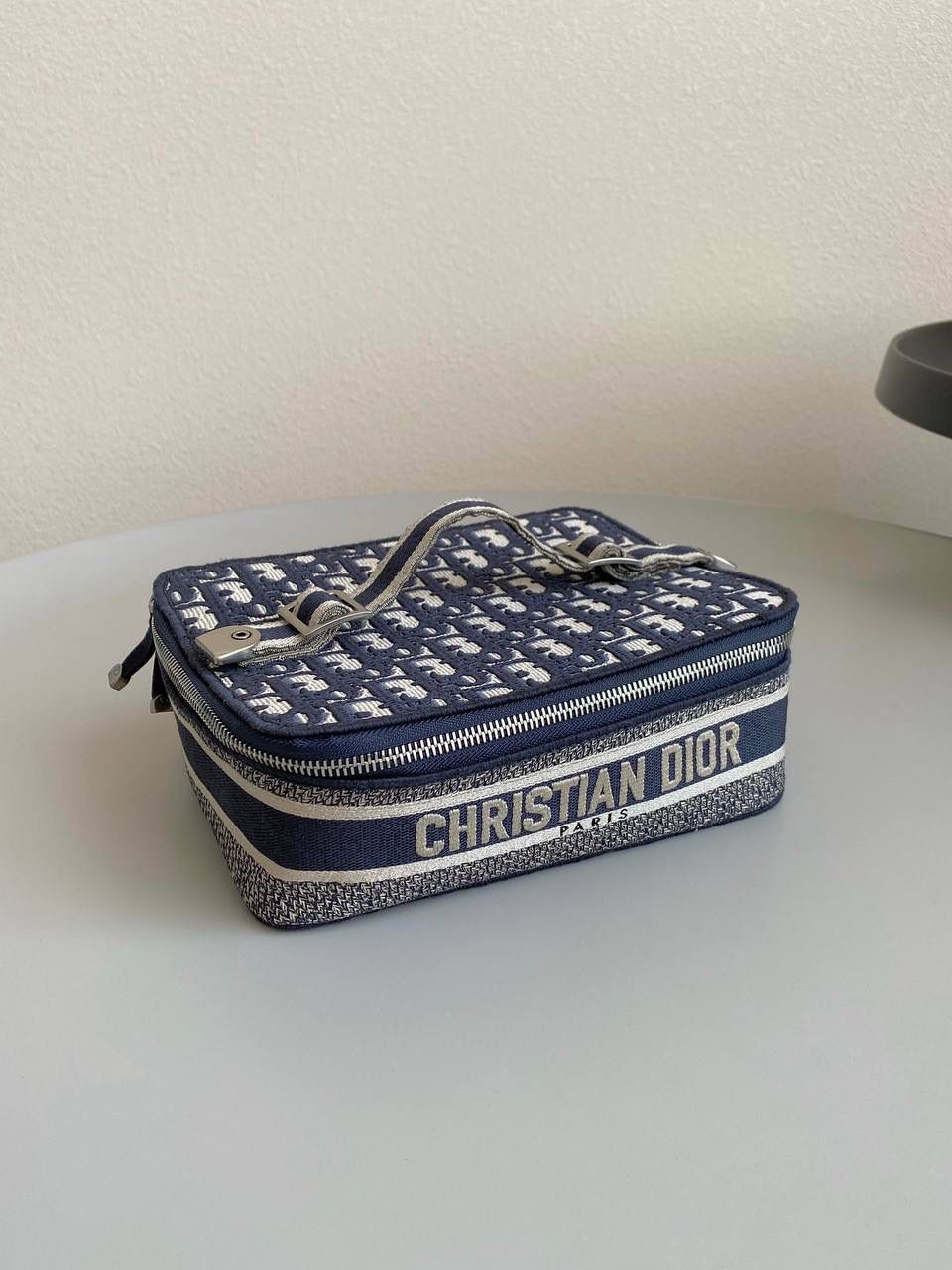 🈶化妆包，小号 𝗗𝗶𝗼𝗿 𝗢𝗯𝗹𝗶𝗾𝘂𝗲化妆包/洗漱包 每个女孩子都需要拥有的超级能装化妆包！经典的老花帆布刺绣颜值超高 ，容量巨大到瓶瓶罐罐都没问题！边惊讶边感叹这也忒能装了！旅行在外一包搞定！便捷式手提设计日常还可手拎凹造型不要太酷了！ 22.5×16×8.9cm #M913m