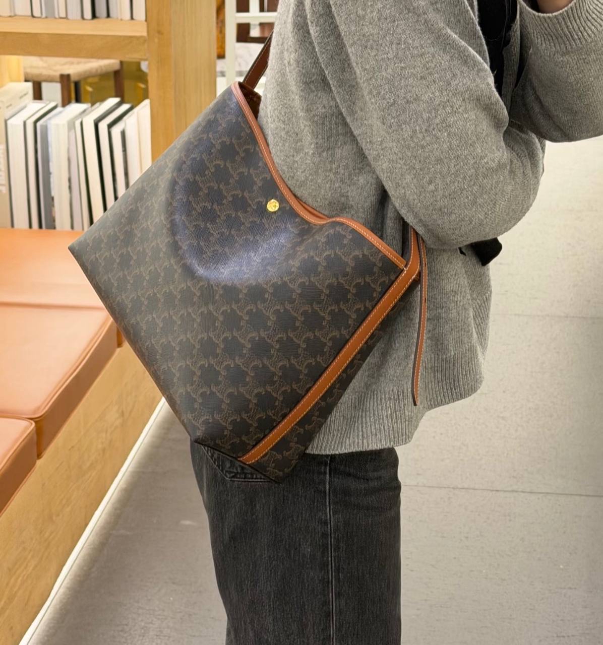 精選貨品優惠✨訂貨🍒Celine shopper bag  Size 32.5x24.5x14cm 容量超高‼️放到電腦，仲附送pouch 肩帶可較長短，側孭或斜孭都得~