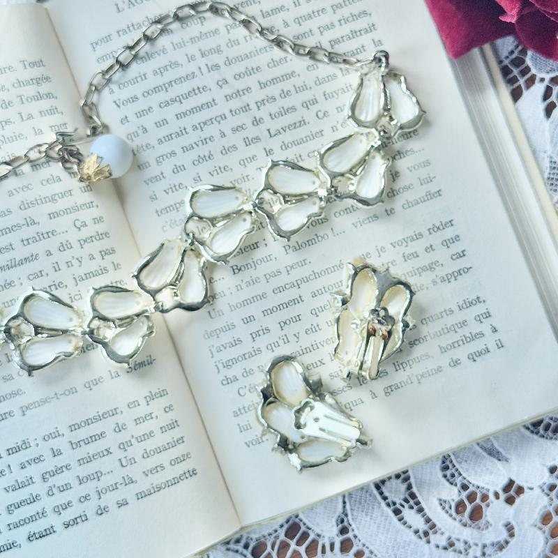 Vintage 1960s Pearlised Shell Shape Lucite Plastic Jewelry Set - Necklace, Bracelet and Clip Earrings (MT2127)