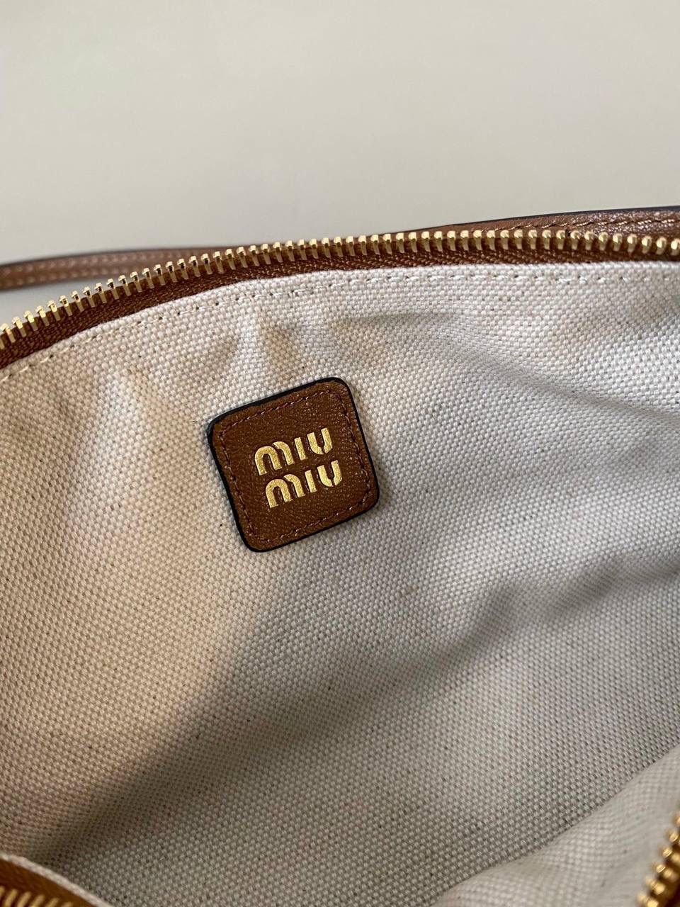 🈶焦糖色 𝗠𝗶𝘂𝗠𝗶𝘂迷你小圆筒 小小一只，太可爱了啦！ 头层Nappa(纳帕)羊皮用料 柔软细腻有光泽，透出高级的质感 整个包都好软糯手感超治愈的！！ 自重非常非常轻！日常还能装不少 肩带长度可以调，冬天大衣能轻松驾驭 小包闭眼冲就是了，四季可用 21.5×9×9cm #F0055m