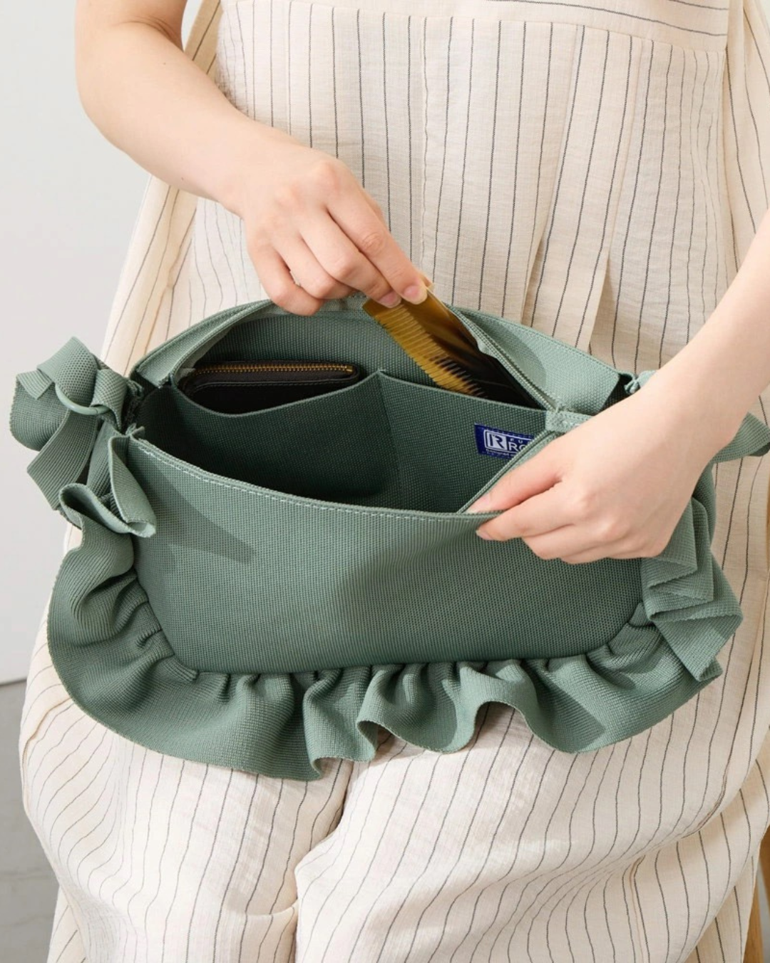 日本代購【 2026新產品 日本直送 人氣熱賣🔥氣質可愛！ROOTOTE  Baby Roo 系列 荷葉邊針織斜揹袋 | Luffle Ruffle Knit Shoulder Bag • Washable 】﻿﻿