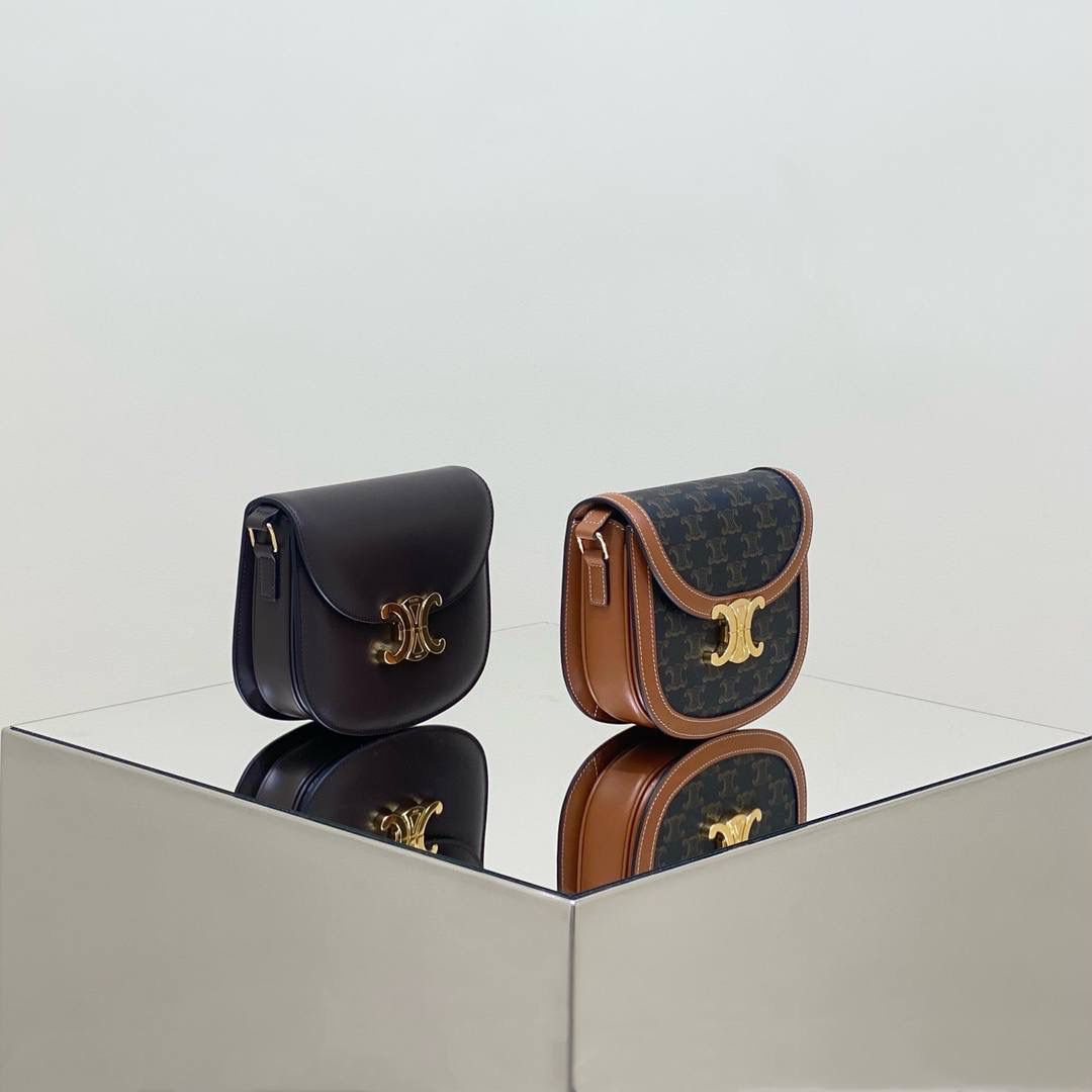 经典𝑻𝒓𝒊𝒐𝒎𝒑𝒉𝒆元素结合法式马鞍包包型，是经典衣橱中必不可少也是历久弥新的全新CELINE包款。无论是小资风格、千禧风格还是摇滚酷飒风格这款包都能够完美搭配。