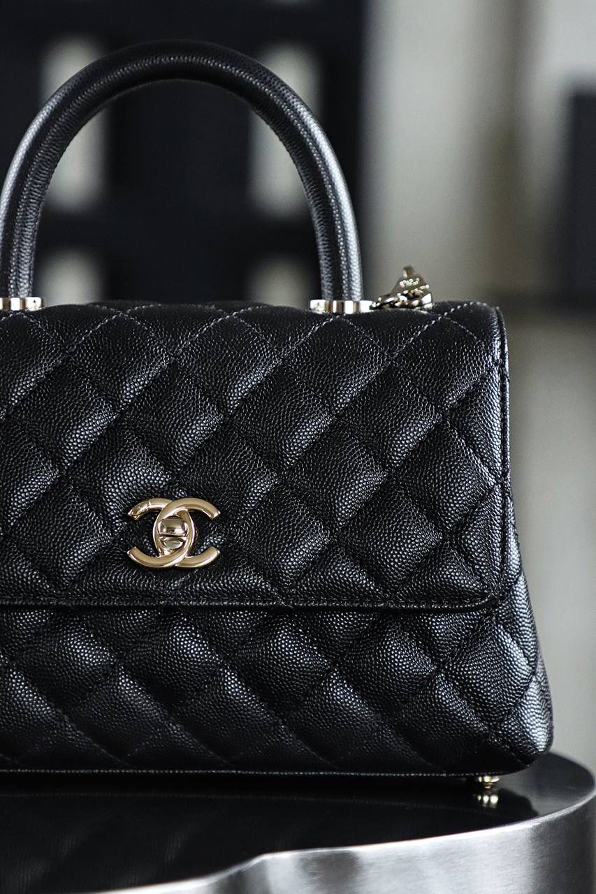 Coco Handle小號鑒定版👜 一包一碼 支持全球鑒定查驗身份證原廠專G Hass皮料過關清單資料可査詢 Coco Handle從1983年誕生到現在，銷量一直穩居榜首。 圓形手柄配上單肩鏈條，是這個包最出彩部分，背在身上優雅，提在手上復古，包多個隔層口袋設計，很人性化！ 五金：全鋼淺金扣 皮料：Hass原廠小球牛皮 尺寸：14*24*10cm