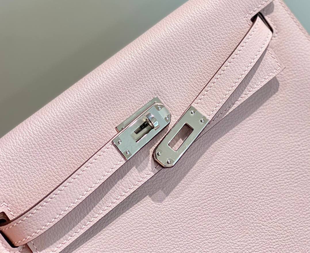 『梦幻粉·银』 ‘’Kᴇʟʟʏ ᴅᴀɴsᴇ • Evercolor 🎀 时尚圈就是一个圆！ 最厉害的就是六种背法： 斜背、侧背、肩背、腰包、背包、手包 集美们一定要安排起来‼️ 22Cm