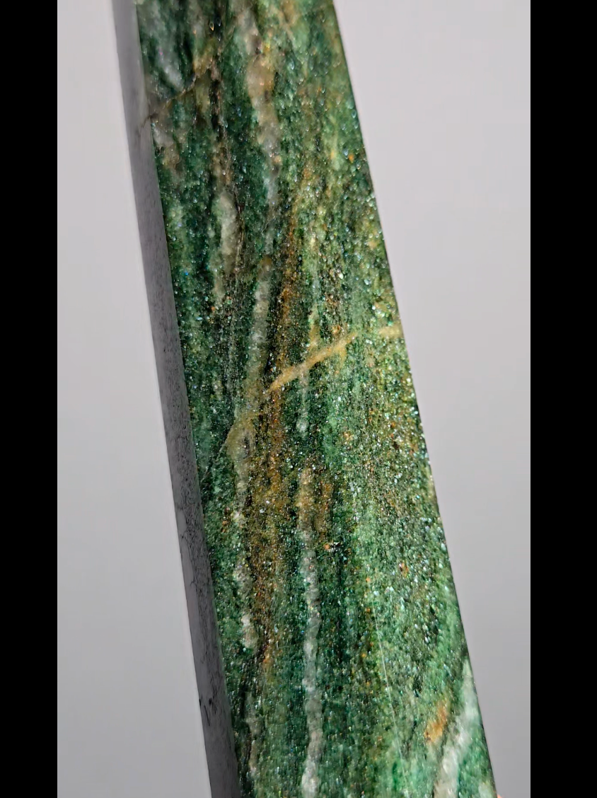 Green mica in fuchsite tower with natural marbling - MCA72
