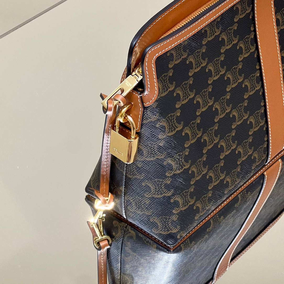 🔥大货实拍图 𝗖𝗘𝗟𝗜𝗡𝗘 ♥ 𝗟𝗢𝗖𝗞洗漱包 型号：4M1862 尺寸：16*27*9cm