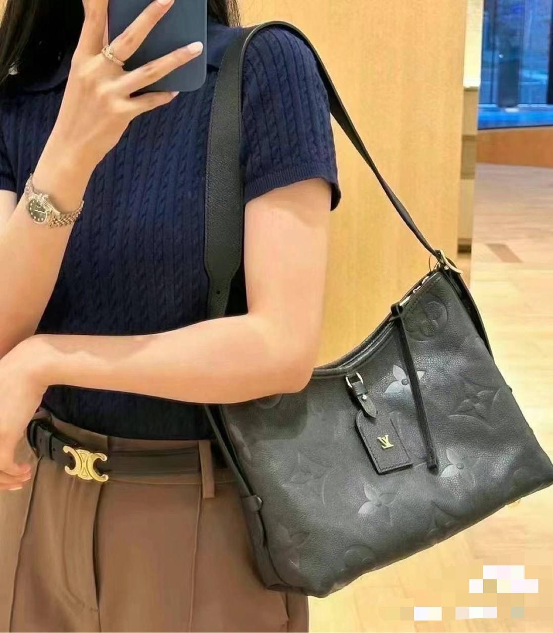 LV CARRYALL全皮 👜✨ 驴家牛皮压纹carryall托特包！ 老花carryall的热度到现在都依旧是最高的，这款包包做的超级用心，不管是从外观还是实用性来说都下了功夫。 两个颜色，黑色灰色，LV家的这种牛皮款，我个人还是非常喜欢的，皮质相比其他家小牛皮高级很多，而且用的越久皮质那种自然软踏的感觉就越高级 肩带可调节的孔位挺多可根据身高自由调节。斜挎的时候敞口的位置刚好在腰那个地方我觉得最舒服，而且包包整体不重日常背多久也不会累！名副其实carryall得容量很nice，还有一个子母包，子母包的实用性永远是不用质疑的 尺寸：29*24*12cm