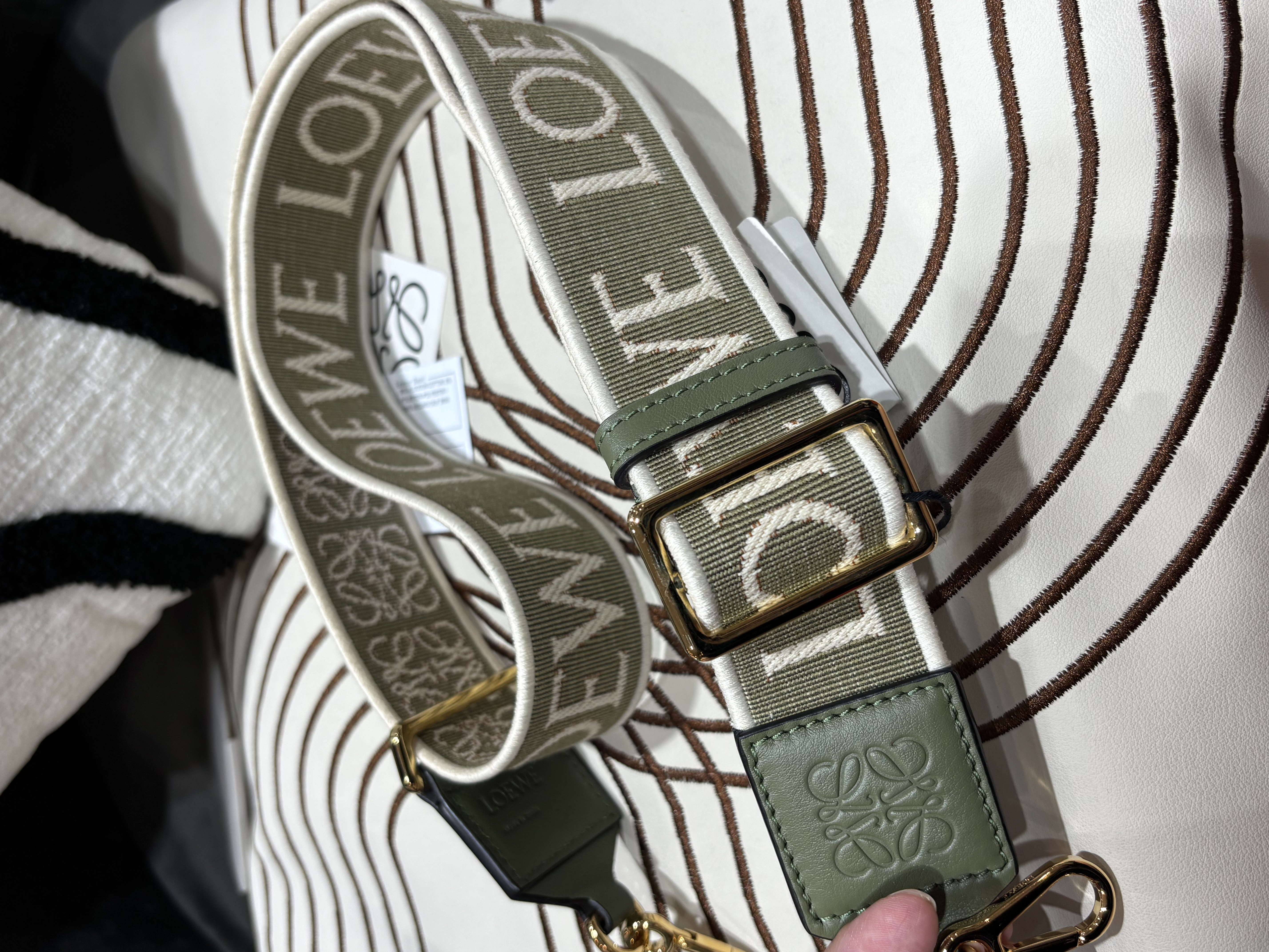 全新 Loewe strap Size: 65-105cm 100%Authentic, 100%New全新