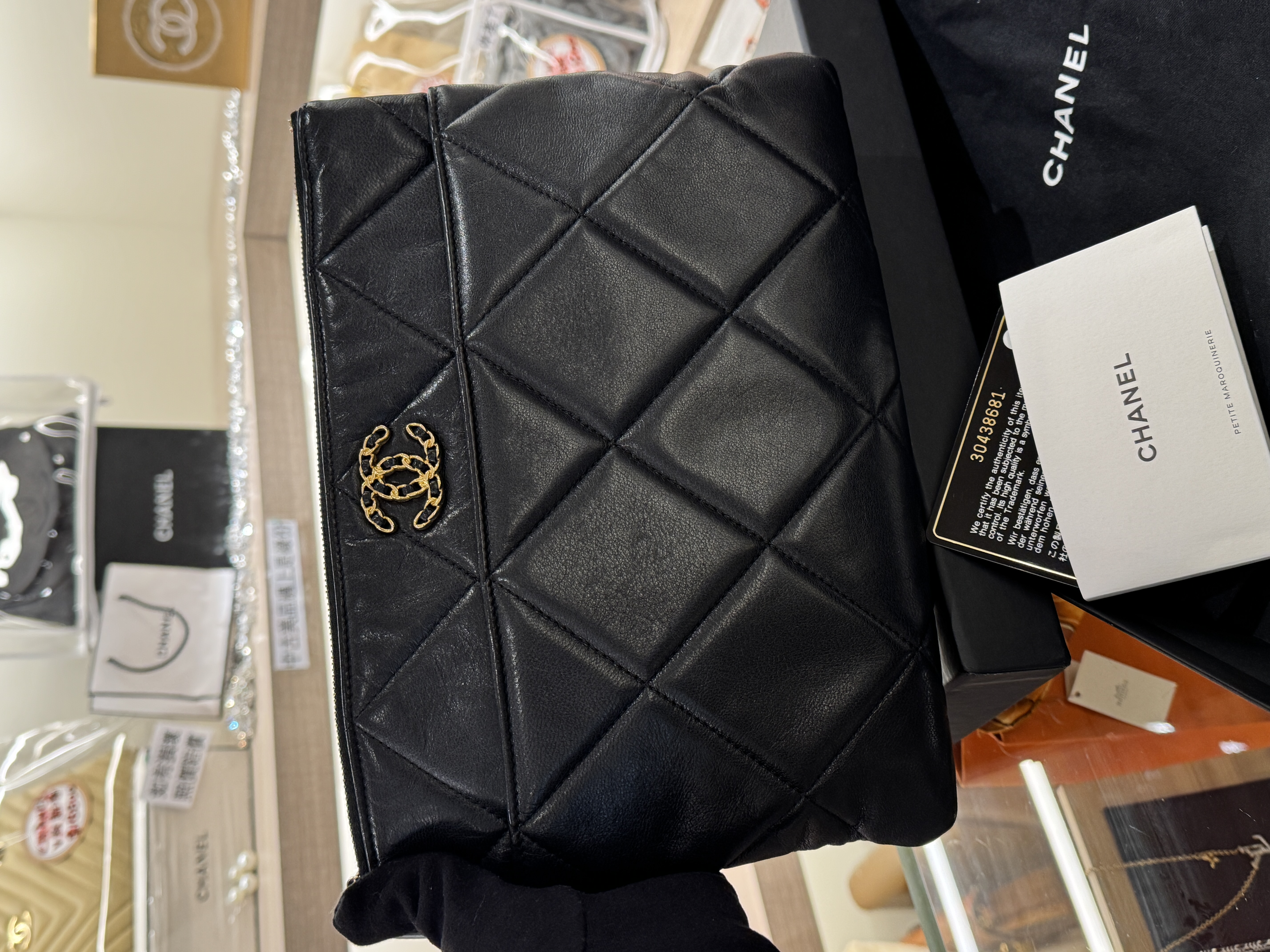 Chanel 19 菱格小羊皮手拿包