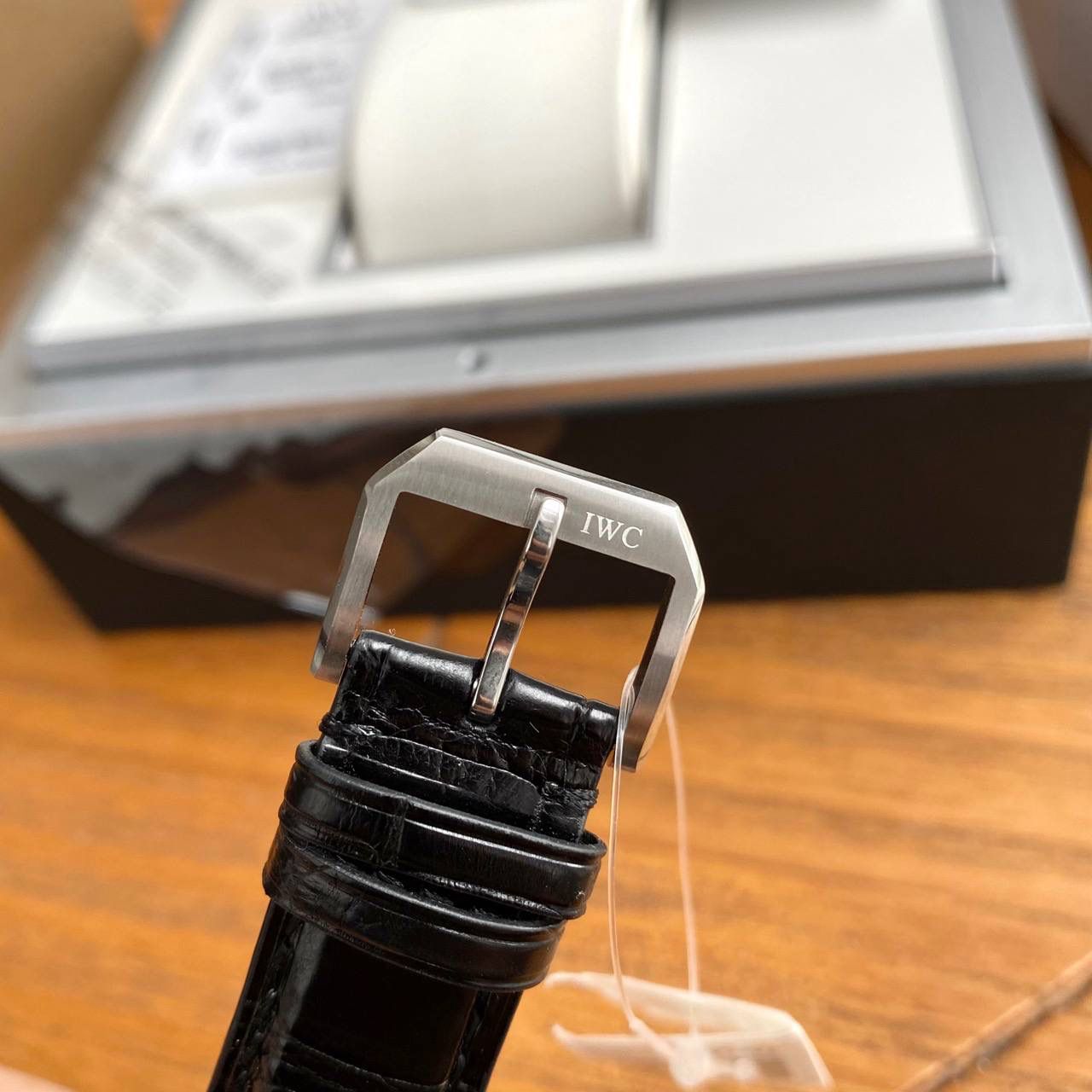 型号IW323310 IWC万国表复刻版系列工程师自动腕表，继续彰显运动精神。工程师「劳伦斯体育公益基金会版」自动腕表采用精钢表壳及醒目的蓝色表盘42.5mm表径！表盘沿用标志性的蓝色调，犹如一座希望的灯塔，指引美好的未来。 配备比勒顿上链系统，日期显示，表底镌刻7个年轻人在一起踢足球的「Time for Unity」绘画作品。精钢款式 搭配黑色鳄鱼皮表带。表蒙采用的是成本超高，工艺极其复杂的蓝宝石窝盖玻璃！搭载原装瑞士进口ETA-2824机芯！专柜限量1000只！