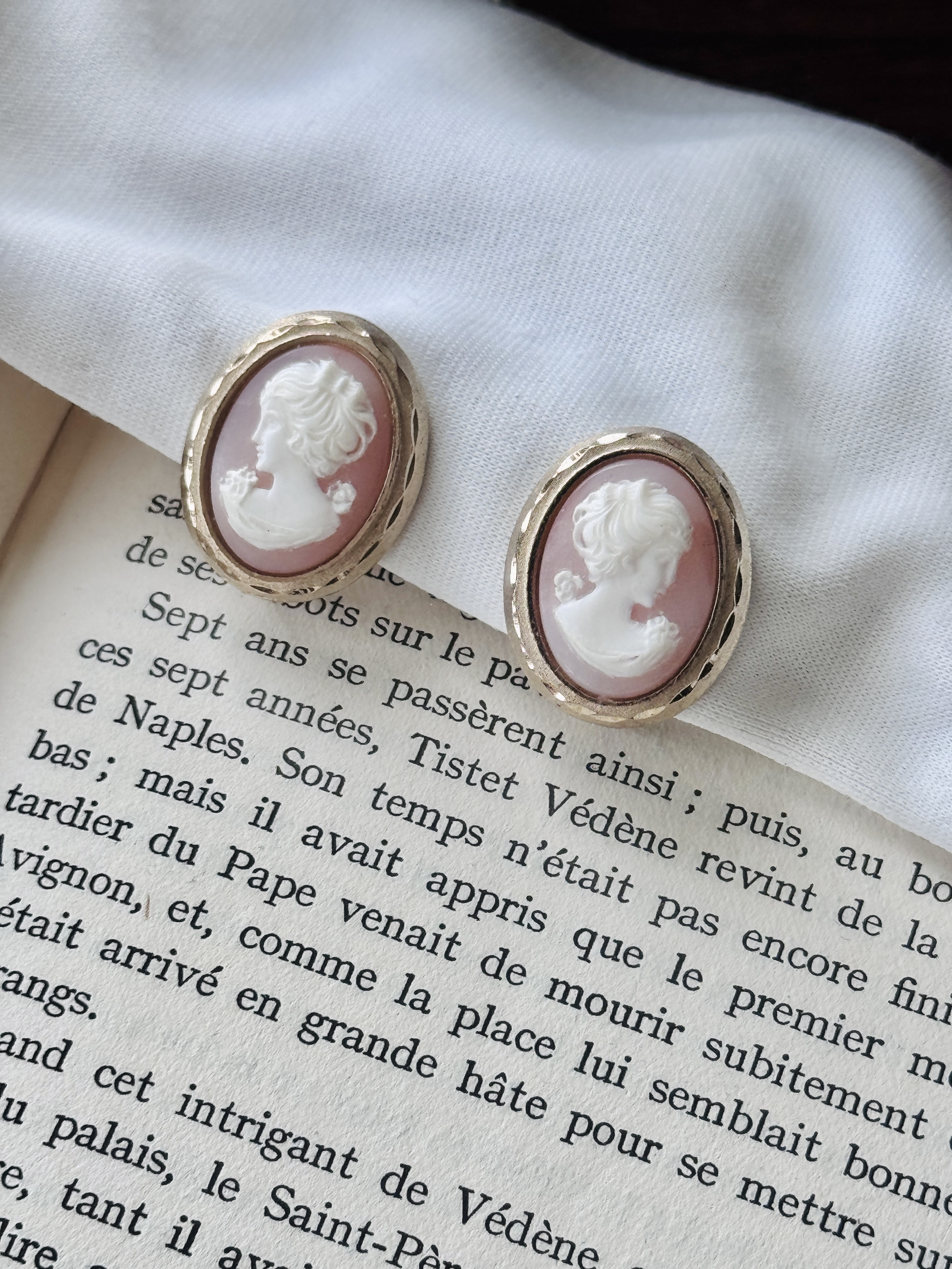Vintage Champagne Gold Framed Lady Portrait Pink Cameo Jewelry Set (MT2582)