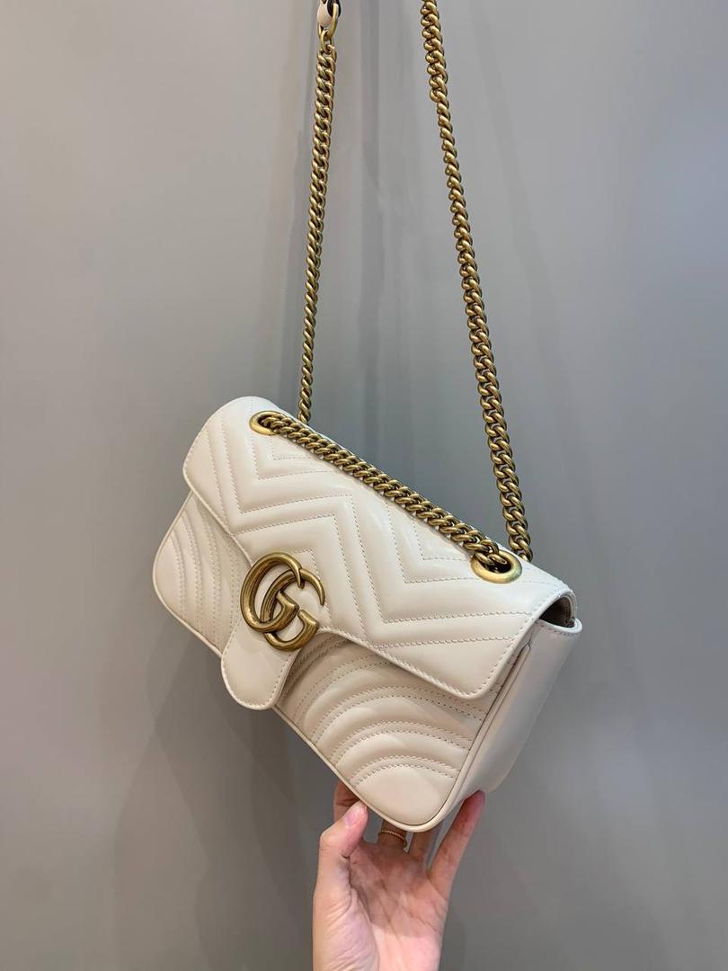 新背景实拍正品级 。经典款金扣白色26cm‼️ 黑色销量第一的话那白色绝对稳居榜单第二、夏天超级热卖，基本人手一个，奶白奶白的颜色，简单干净舒服，皮质五金都是最好级别的，恰到好处的复古调调，很有质感‼️ 型号443497；尺寸26/15/7cm