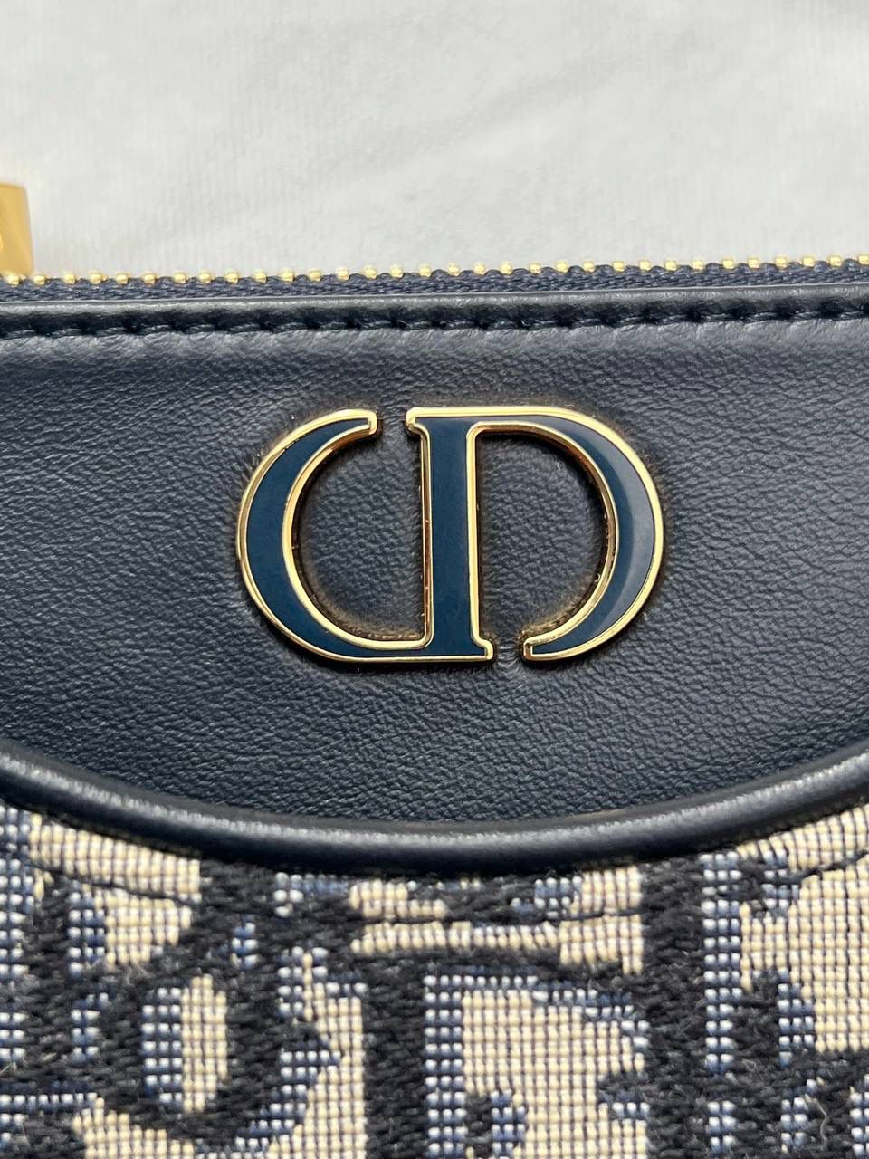 30 MONTAIGNE HOBO AVENUE👜✨ 尺寸：21 x 13 x 5 厘米 这款 Hobo Avenue 迷你手袋是二零二三秋季成衣系列新品，丰富了 30 Montaigne 系列，彰显复古魅力。 正面饰以同色调珐琅 CD 标志 宽大的隔层 2 个可拆卸小袋，其中一个设有 1 个拉链开合和 3 个卡槽 肩带链条部分采用同色调珐琅 CD 链环打造 配独家高定整套包装