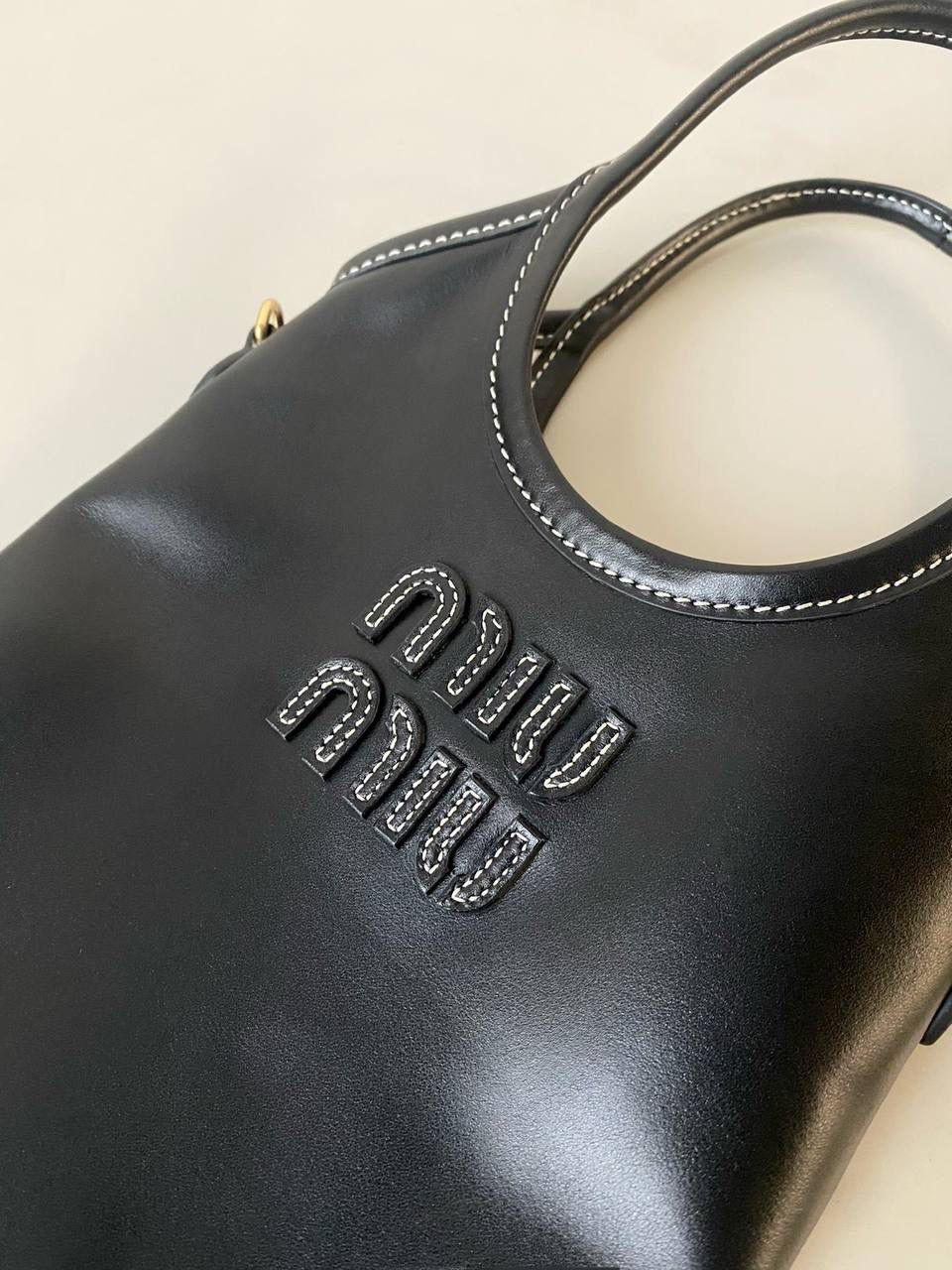 🈶黑色 𝗠𝗶𝘂𝗠𝗶𝘂托特 缩小版的ivy来噜 真的是除了可爱还是可爱！ 感觉谁背都是萌萌哒hahaha～ 这种siza就不挑身高了，没有局限 还有肩带，除了手拿斜挎也巨好看 容量小包里算不错的了，日常外出足够，能放pro max 20×24cm #F0110m