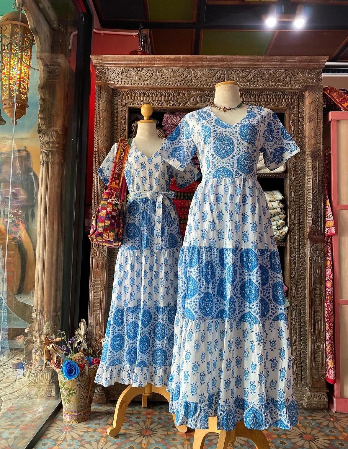 泰國名牌CHEVA - 藍白色印花連腰帶三層併布連身裙