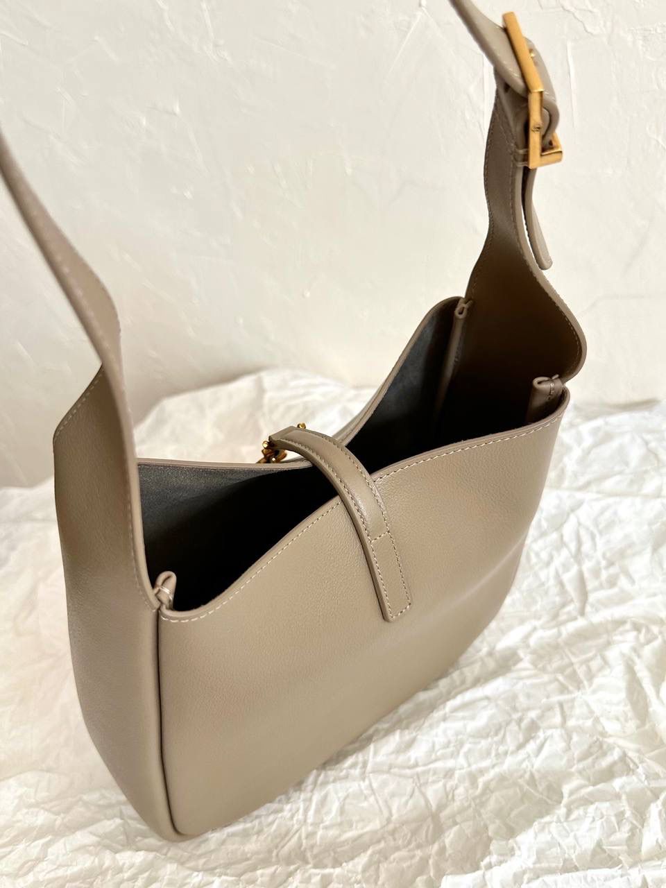 ys1 hobo bag腋下包奶茶色(金扣)🧦 大爆款🔥我和你们说，这只包看着普普通通 但是上身是真的很好看！ 第一次看到他们家有这种慵懒的腋下包 整个包都是柔软的原厂胎牛皮 又轻容量又大，真的很～～好背 这只包的灵魂在于圆滚滚中又有型 市场很多做得太挺括硬朗，那种货打咩啊❌ ZP开发⚠️全套包装哦～ 23×22×8.5cm713938m