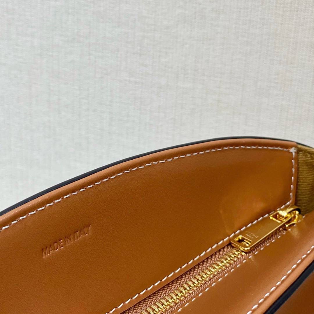 🔥大货实拍图 𝗖𝗘𝗟𝗜𝗡𝗘 ♥ 𝗧𝗥𝗜𝗢𝗠𝗣𝗛𝗘 𝗕𝗨𝗖𝗞𝗘𝗧 𝗖𝗥𝗘𝗖𝗬 金色马衔扣是Crecy系列的标志性元素，以做旧感的原色小牛皮衬托，透出简约而优雅的气质。型号：192072 尺寸：14*21*14cm