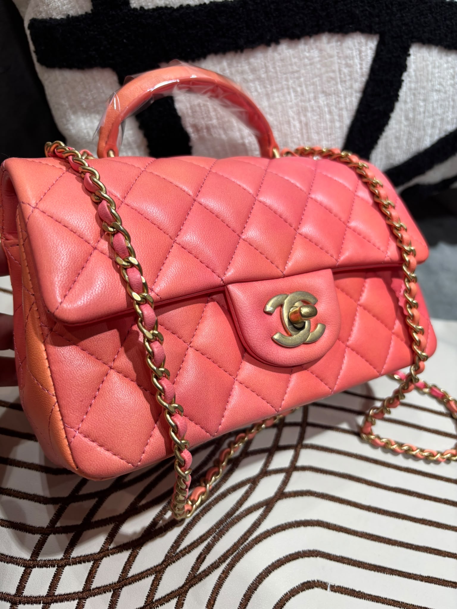 全新 Chanel mini flap bag with Top handle cf20cm 100%Authentic,100% new全新貨品   ✅專門店收據✅晶片✅dust bag✅盒