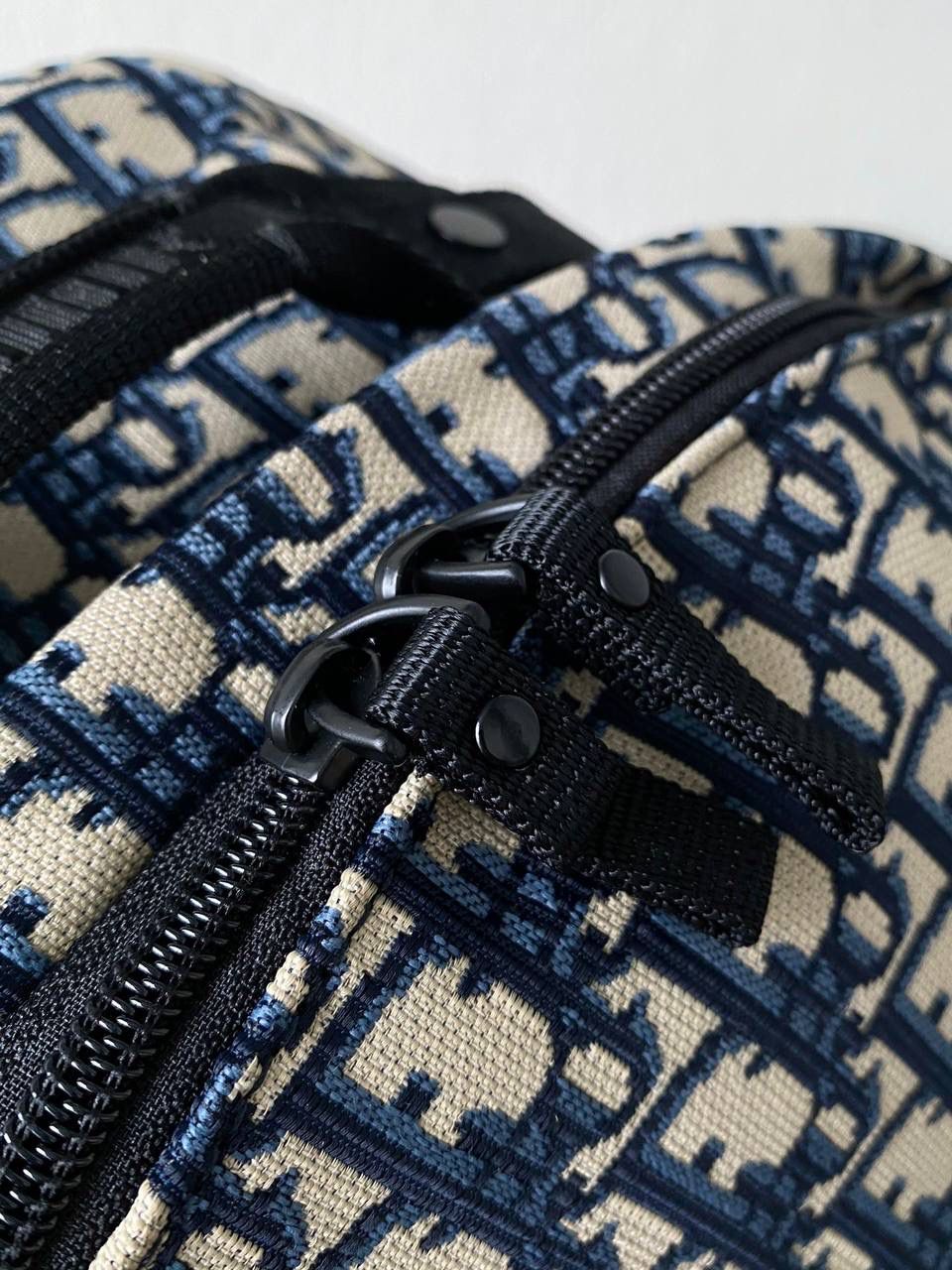 刺绣蓝🈶 𝗖𝗗 𝗢𝗯𝗹𝗶𝗾𝘂𝗲刺绣双肩背包🎒 除了经典的老花帆布款，就属它最热门 独家定制对版布料，立体刺绣工艺已经做的非常成熟！包身轻盈，内里尼龙材质很好打理！ 一包走天下的双肩包，对于出门旅行不喜欢拉旅行箱的游者或上班族真的是再适合不过了！双手推荐🙌🏻 35×41×15cm #M931m