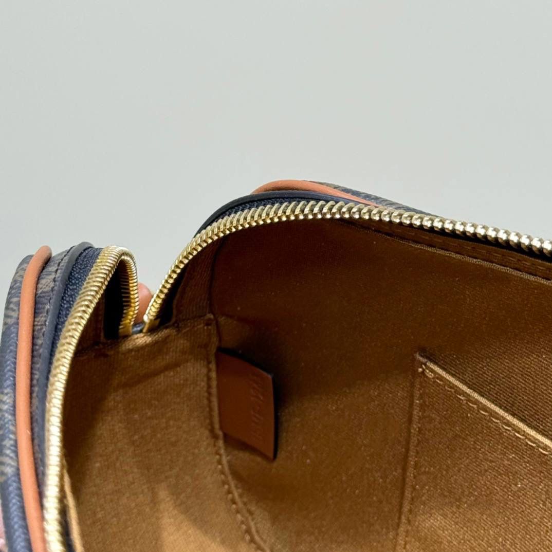 🔥大货实拍图 𝗖𝗘𝗟𝗜𝗡𝗘 ♥️ 𝗠𝗨𝗟𝗧𝗜双肩带相机包 型号：114122 尺寸：24*14*5cm 今日份安利💁‍♀️𝑪𝒆𝒍𝒊𝒏𝒆上新款啦！以独特的设计理念，成为又一个新的精巧之作！此刻有两个链条，真的好爱，即可单肩又可斜挎～