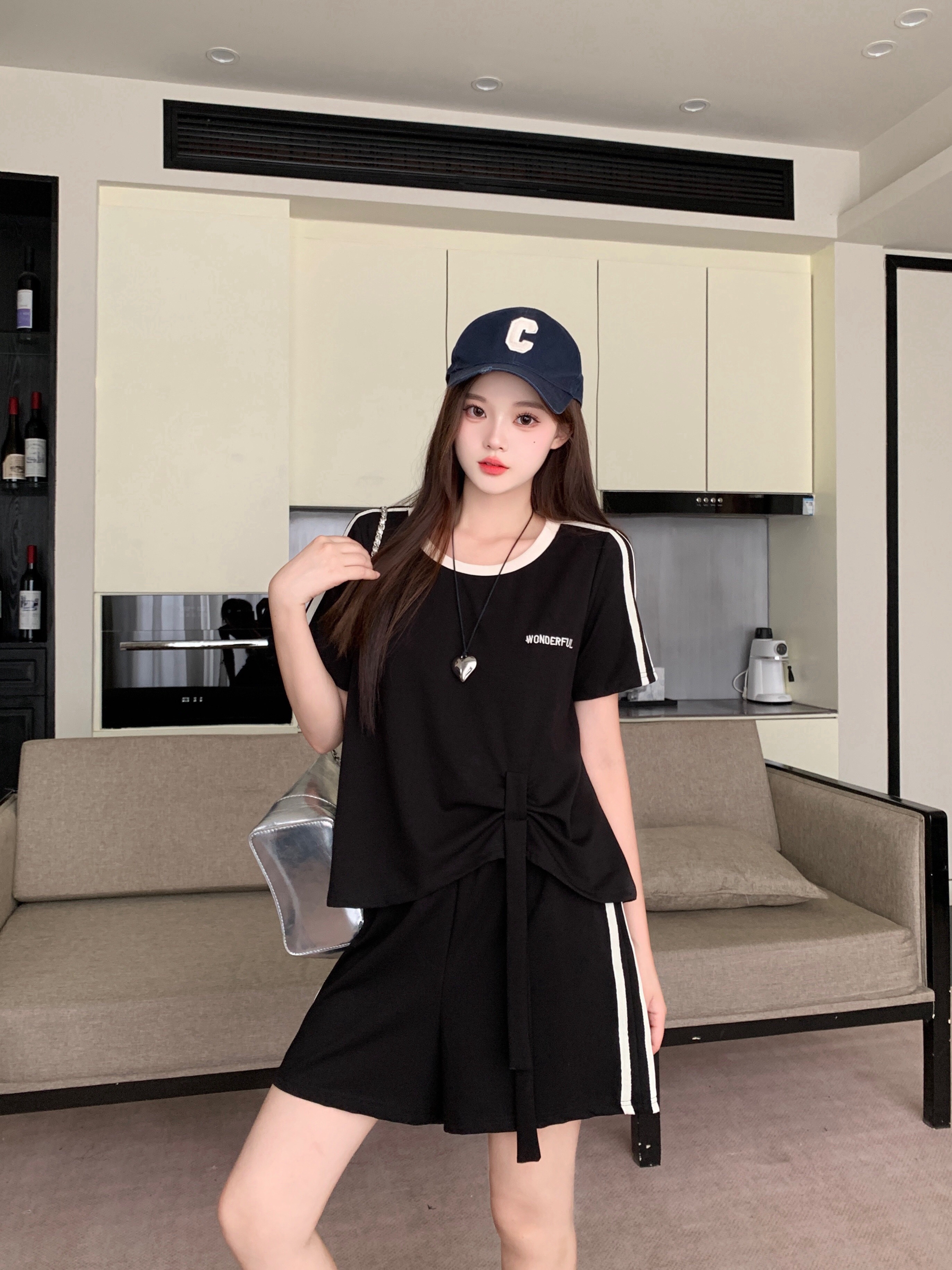 B259(64865) 韩版休闲风WONDERFUL撞色条纹边下摆飘带上衣与短裤黑套装