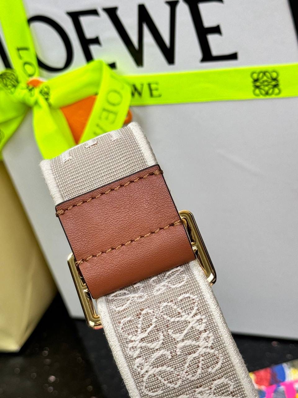 𝐀𝐧𝐚𝐠𝐫𝐚𝐦 刺绣肩带「棕色/金扣」 👈 全新升级上线♻️ 尺寸:𝟗𝟗-𝟒𝐜𝐦（长度可调节） 编码：182323