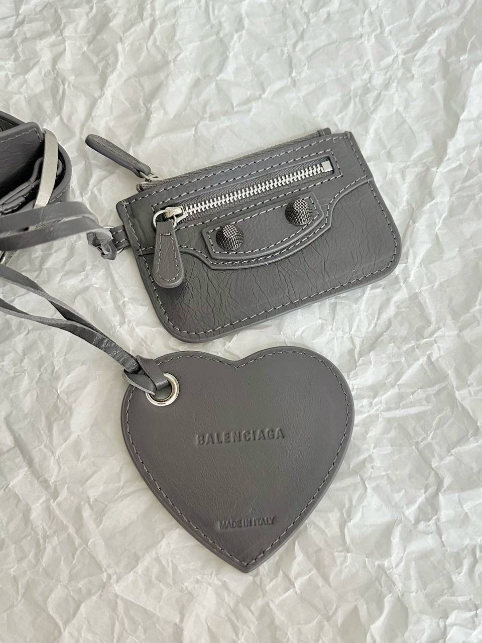 neo cagole 机车包xs 灰银色🌪️ 首先声明，我爱一切机车元素 无论是le cagole还是这只neo 喜欢大容量的姐妹冲这只 油蜡皮的不规则摔纹配上大量的五金配件 还有流苏拉牌➕爱心镜子➕零钱包挂件 极繁的魅力由此而来～ 辣妹酷妹冲冲！ 26×17.8×11.4cm700940m