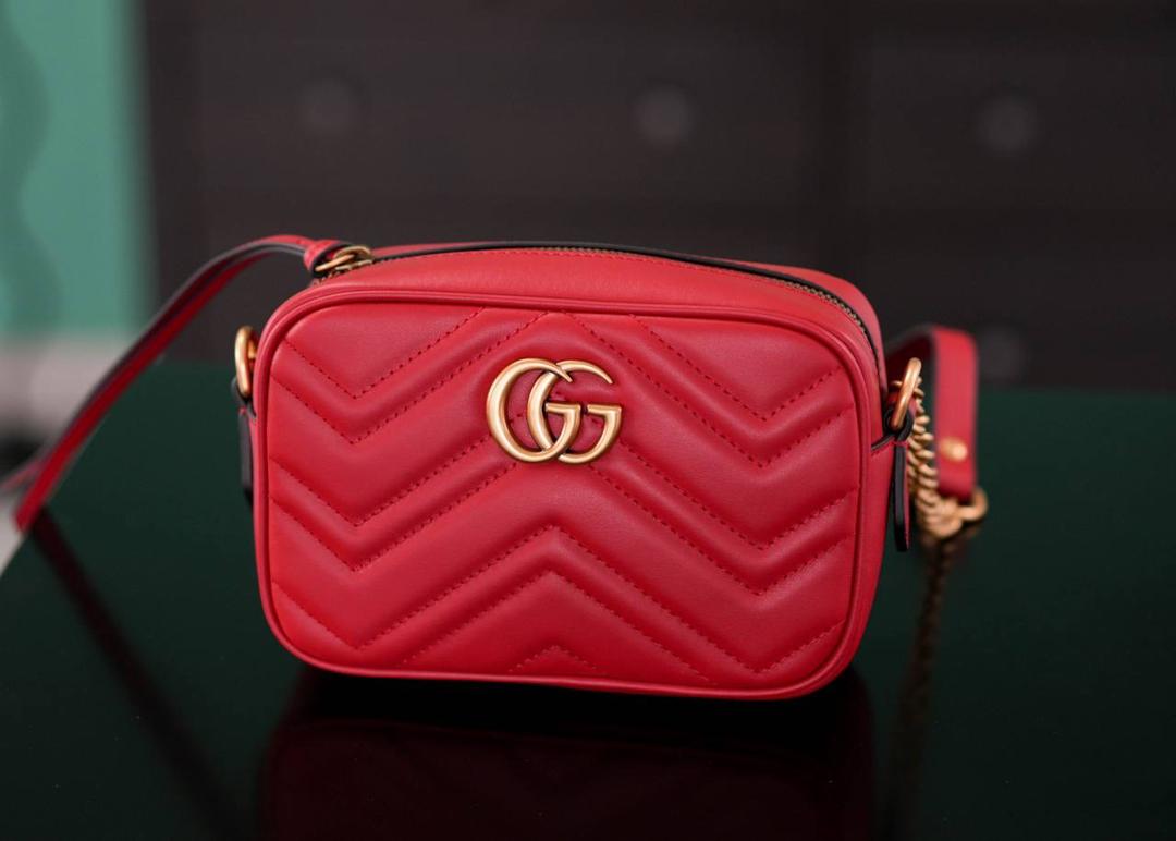 👜🔥Marmont系列绗缝迷你相机包 红色 18cm （原厂皮 全铜五金） 正品售价¥12.000 独家原厂皮发售 限量级别 自重很轻 链条搭配皮革的肩带不怕溜肩 毫不夸张说 绝对是日常使用出场率最高的包 官方款号 448065 尺寸迷你：18x12x6cm 小号：24x13x7cm