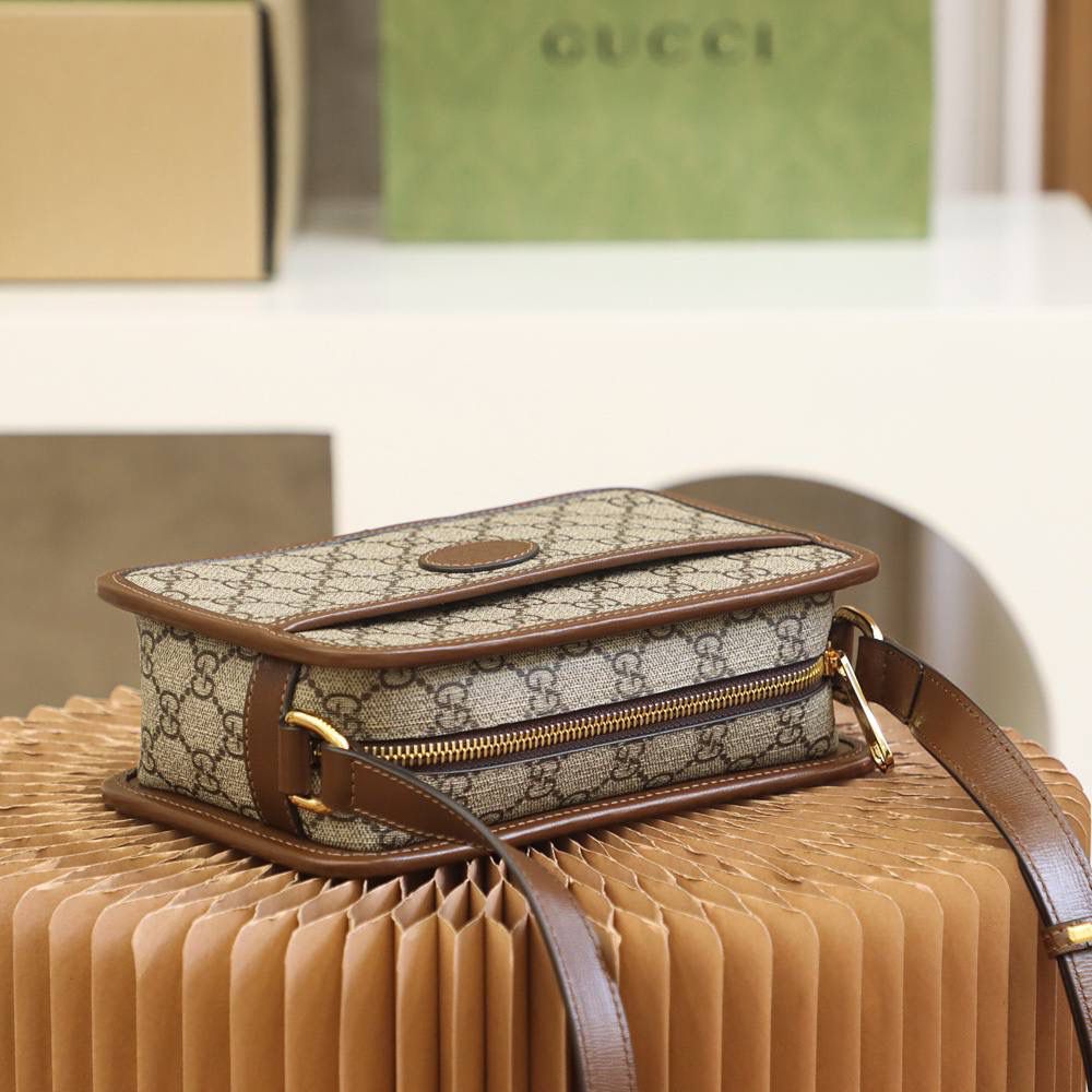 𝐆𝐆复古相机包#658572#全铜正品皮 🟫尺寸：22.5*14*7cm 第一眼看到它，就决定要入手开发，小巧玲珑的长方形造型，搭配复古棕色皮料，简直绝了，男女同款，情侣款必入的，简约的造型设计，给人一种惊艳的复古风格，简约的颜值，却别有一番味道‼️