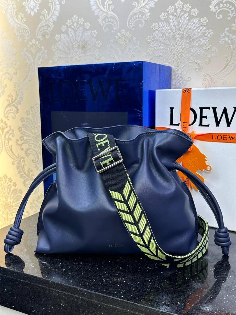 全新升级—𝙁𝙡𝙖𝙢𝙚𝙣𝙘𝙤出货啦✅ ❤️升级版福袋正面新增品牌烫金𝙇𝙤𝙜𝙤代替压印𝙇𝙤𝙜𝙤，肩带加宽同时增加两侧狗扣五金代替原本皮穿扣肩带，精致又便捷🥰 ❤️独家定制皮料五金，小牛皮皮质手感十分柔软且耐用，肩带🉑拆卸🉑调节，多种背法任你选择，容量超大，日常出行必备😍 ❤️独家品控，完全对版细节，全套礼盒🎁包装给你满满的仪式感🥰 中号尺寸：𝟯𝟬-𝟮𝟰.𝟱-𝟭𝟬.𝟱𝗰𝗺 款号：052028 深邃蓝【配全套礼盒】